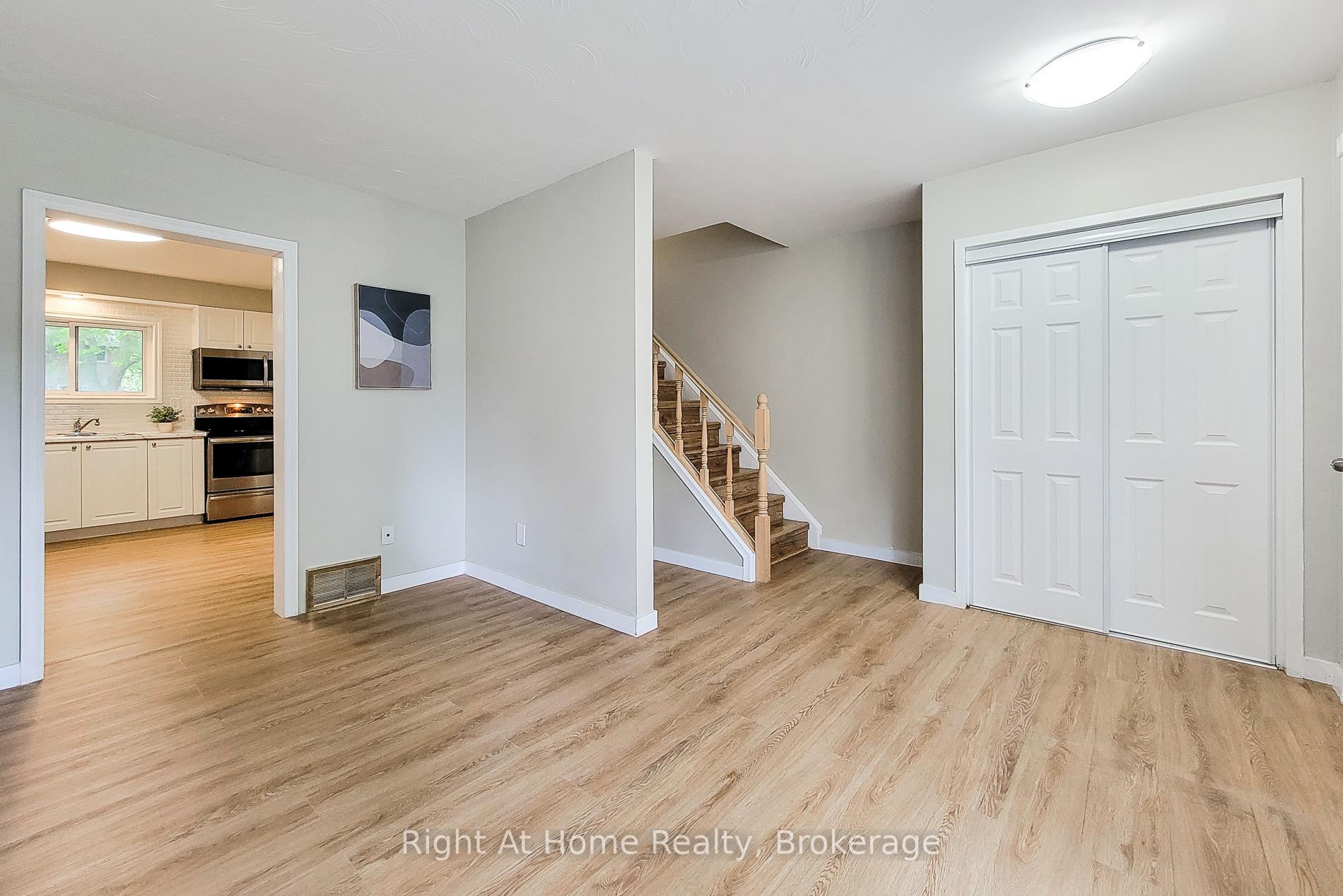 3 Bedrooms Condo at 8 Glenburn, Hamilton For sale