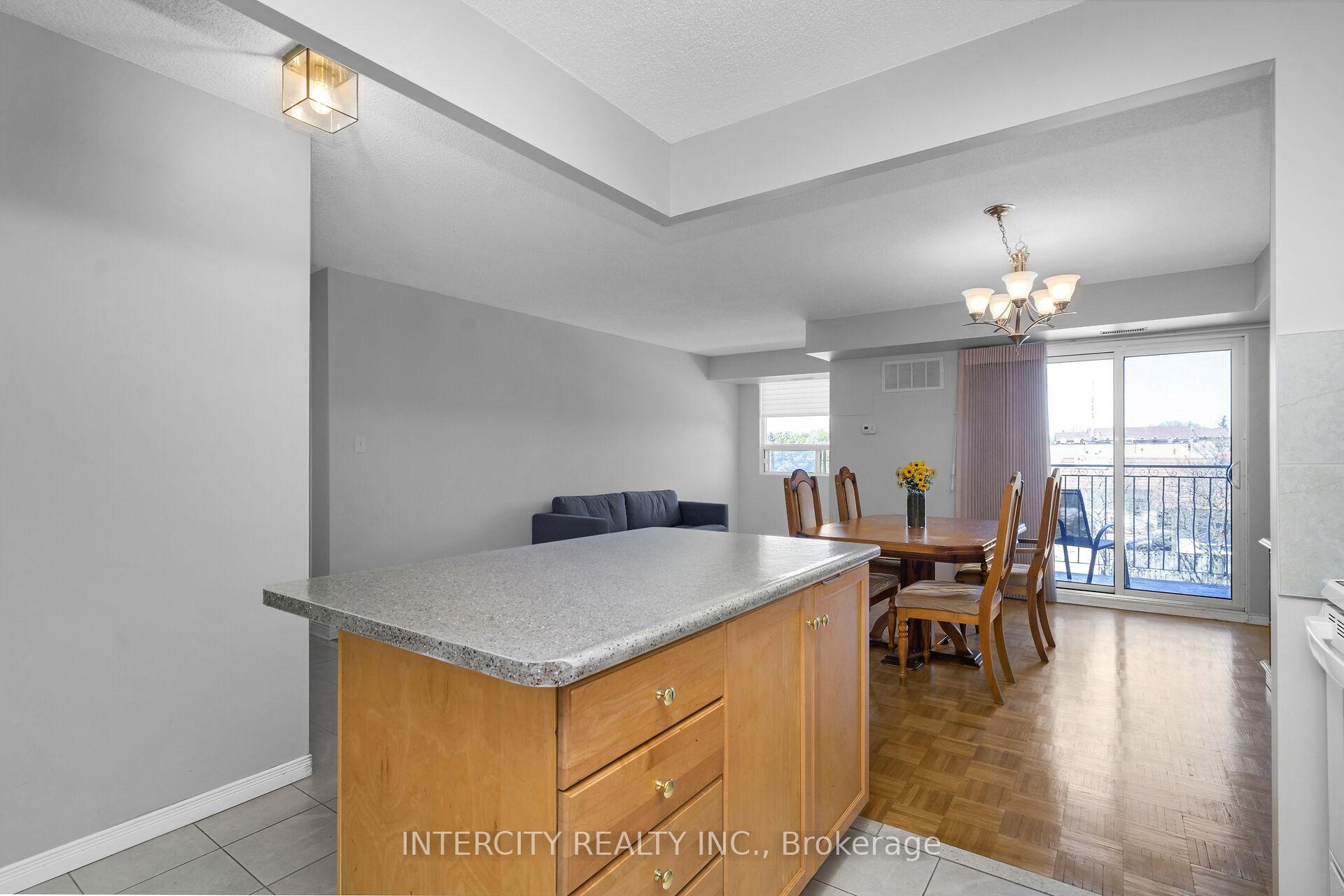 3 Bedrooms Condo at 32 Tannery, Mississauga For sale