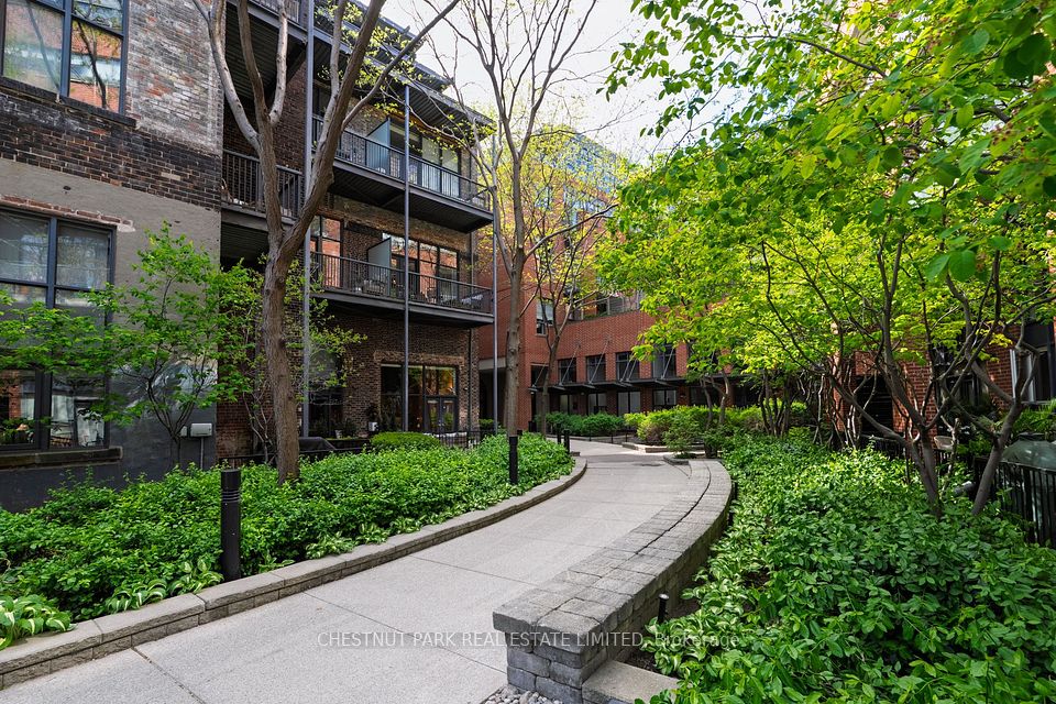 #102 - 363 Sorauren Avenue, Toronto, ON M6R 3C1