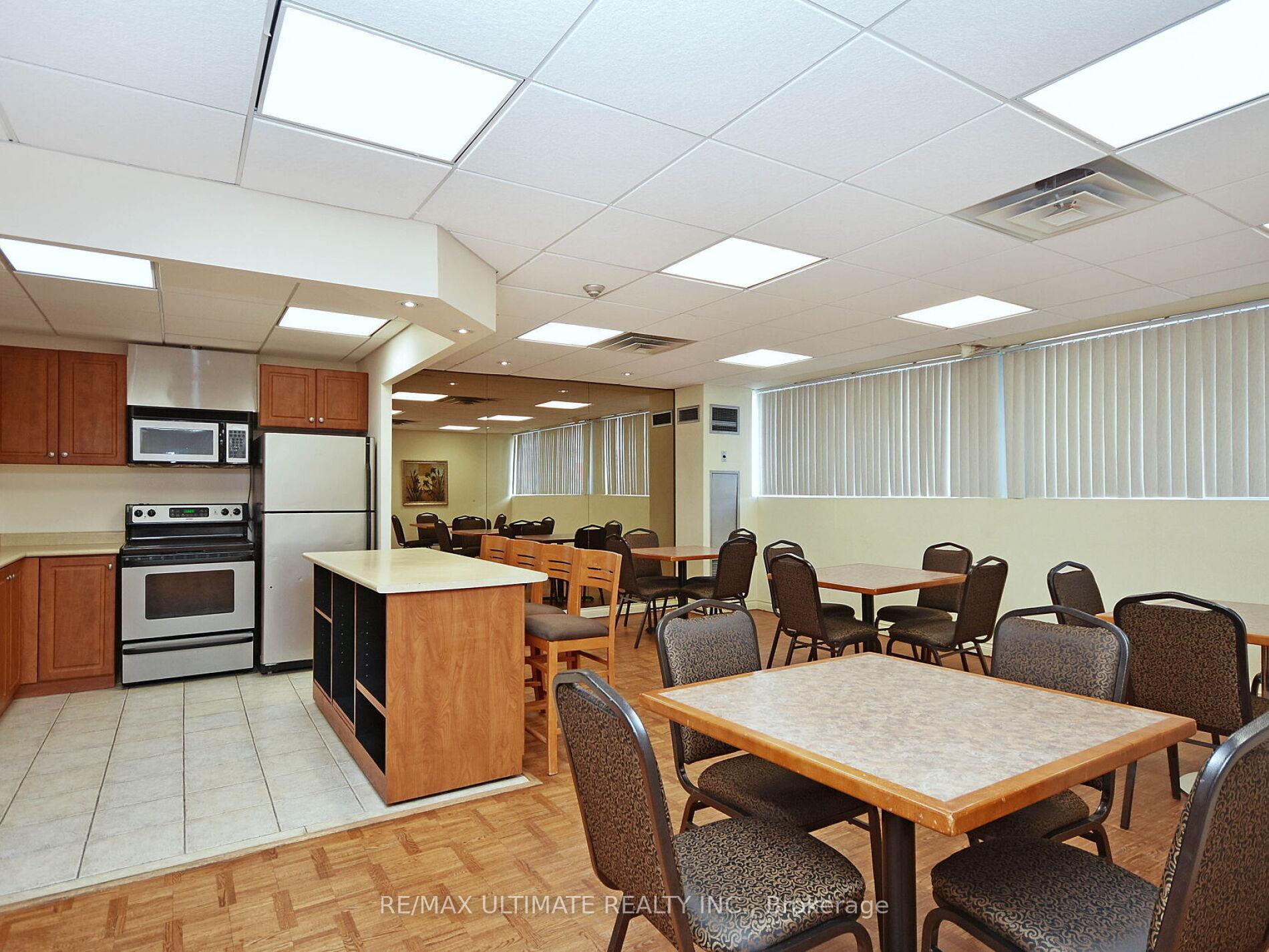 3 Bedrooms Condo at 3700 Kaneff, Mississauga For sale