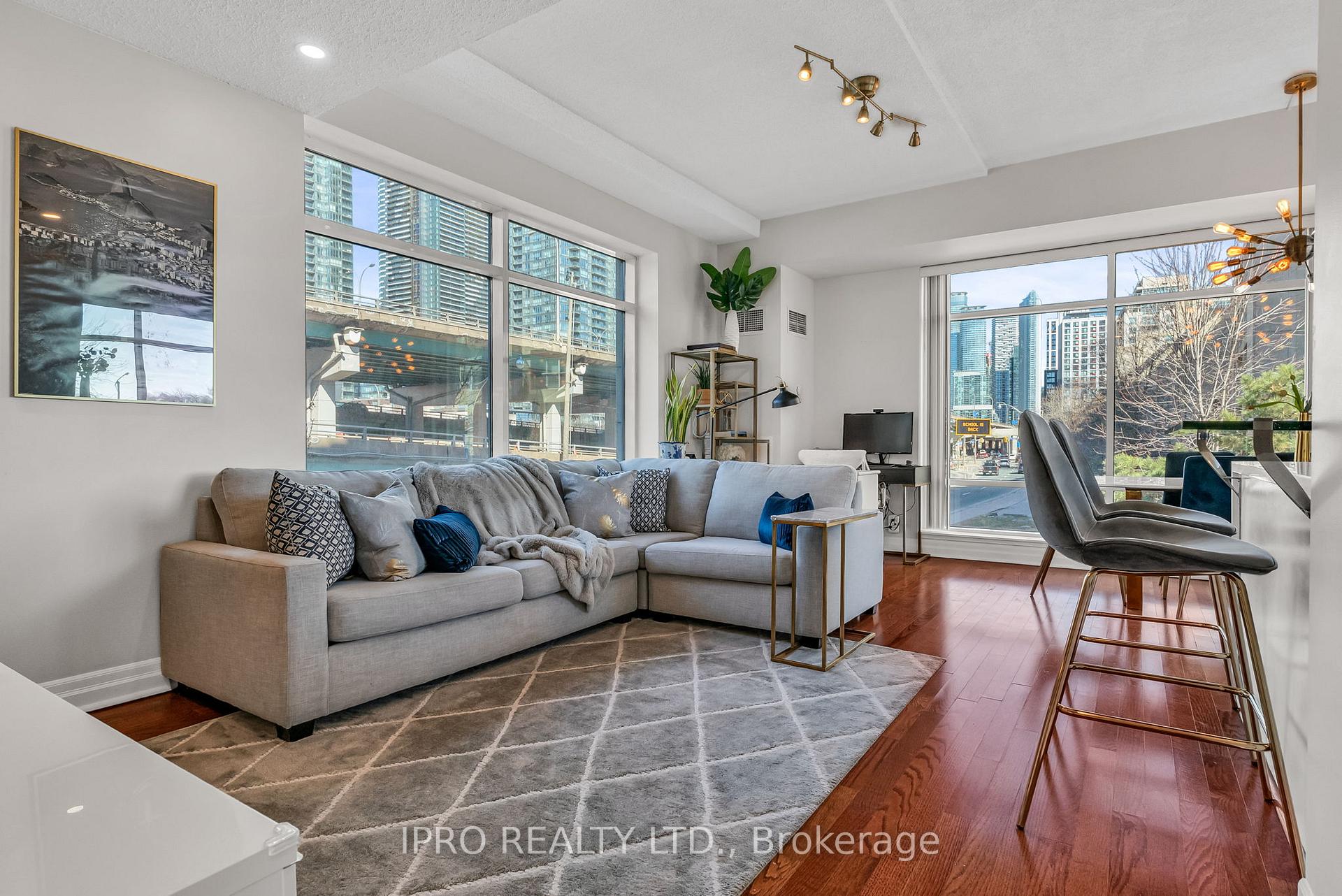 3 Bedrooms Condo at 500 Queens, Toronto For sale