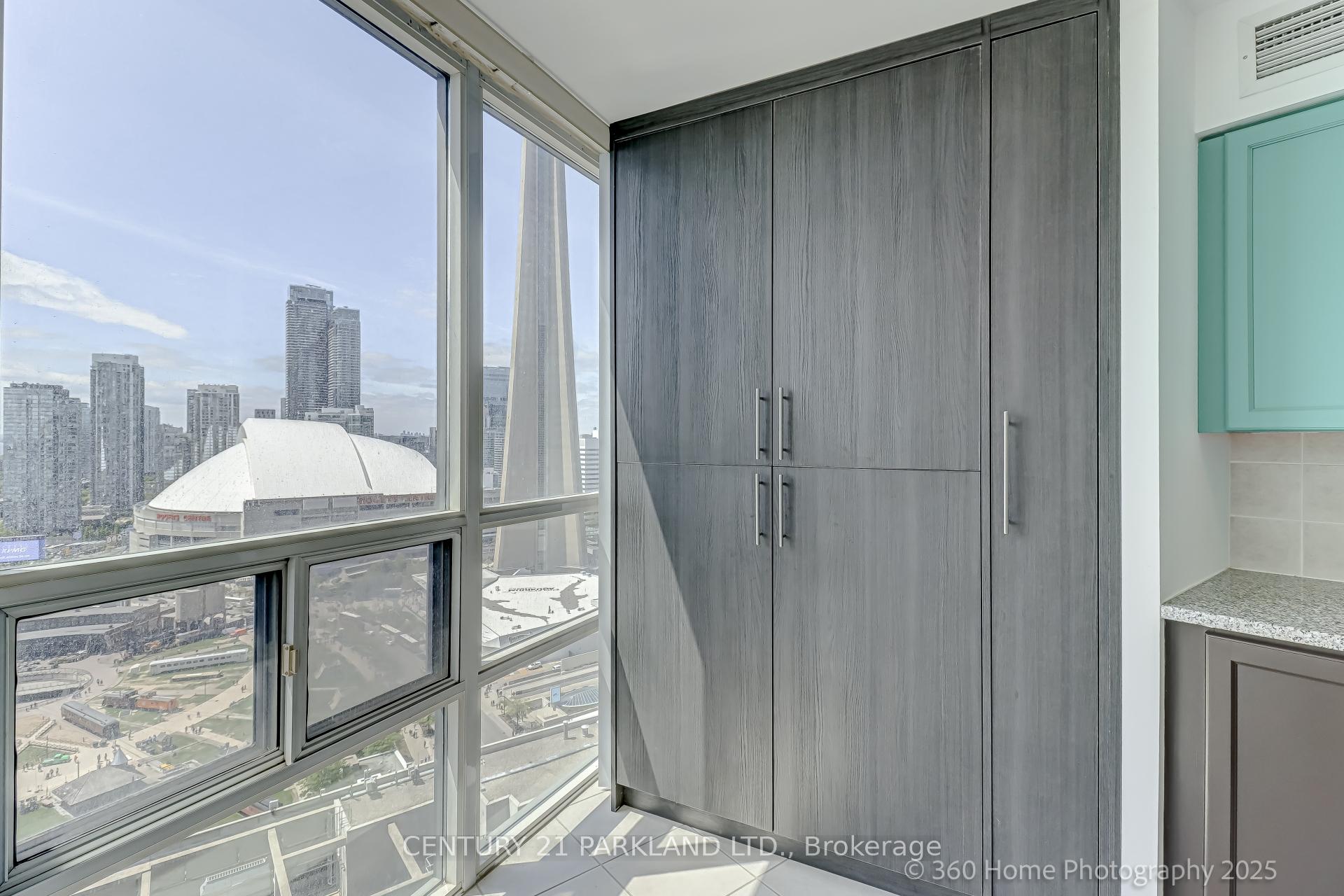 2 Bedrooms Condo at 30 Grand Trunk, Toronto For sale