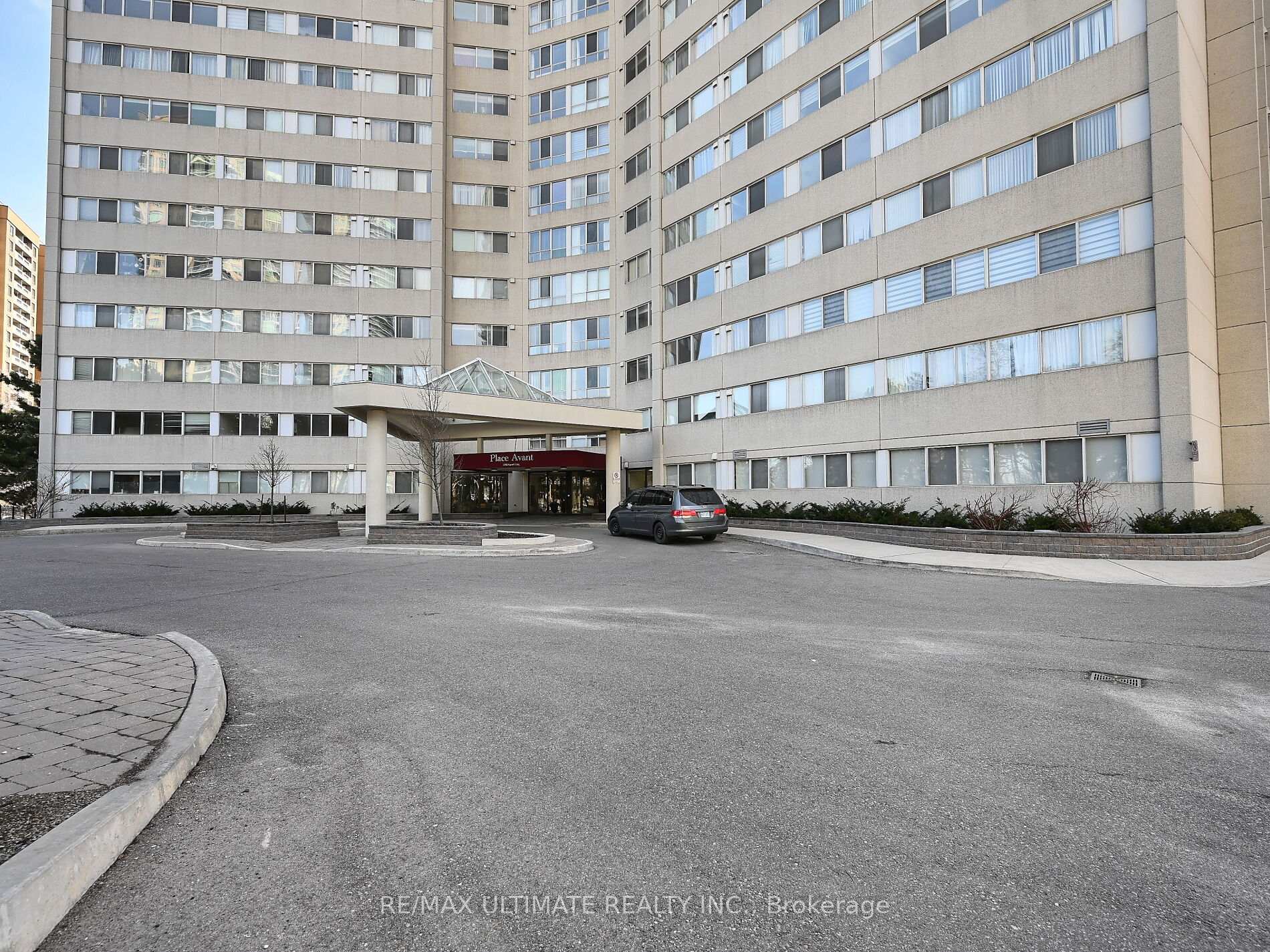 3 Bedrooms Condo at 3700 Kaneff, Mississauga For sale