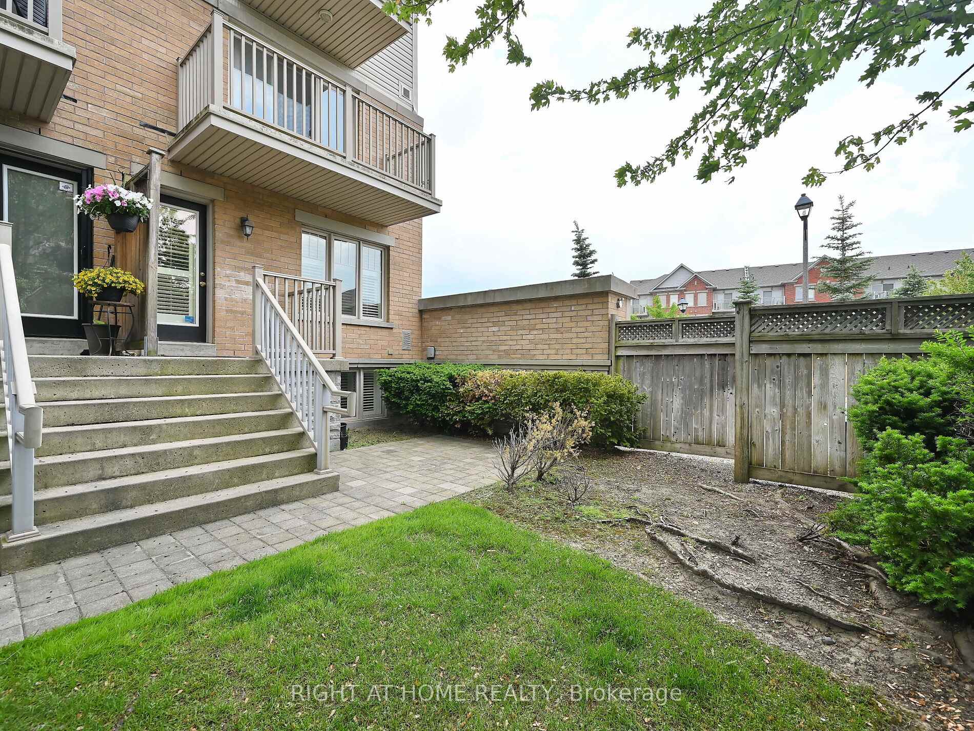 2 Bedrooms Condo at 3250 Bentley, Mississauga For sale