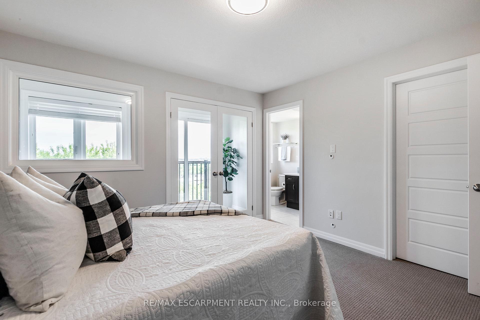 3 Bedrooms Condo at 290 Barton, Hamilton For sale