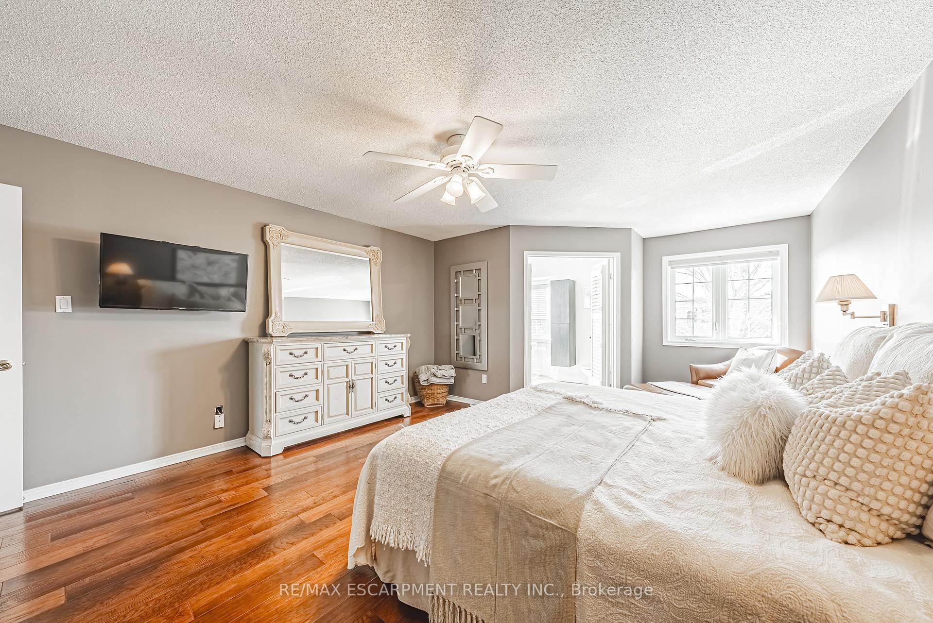 3 Bedrooms Condo at 3333 New,  Burlington For sale