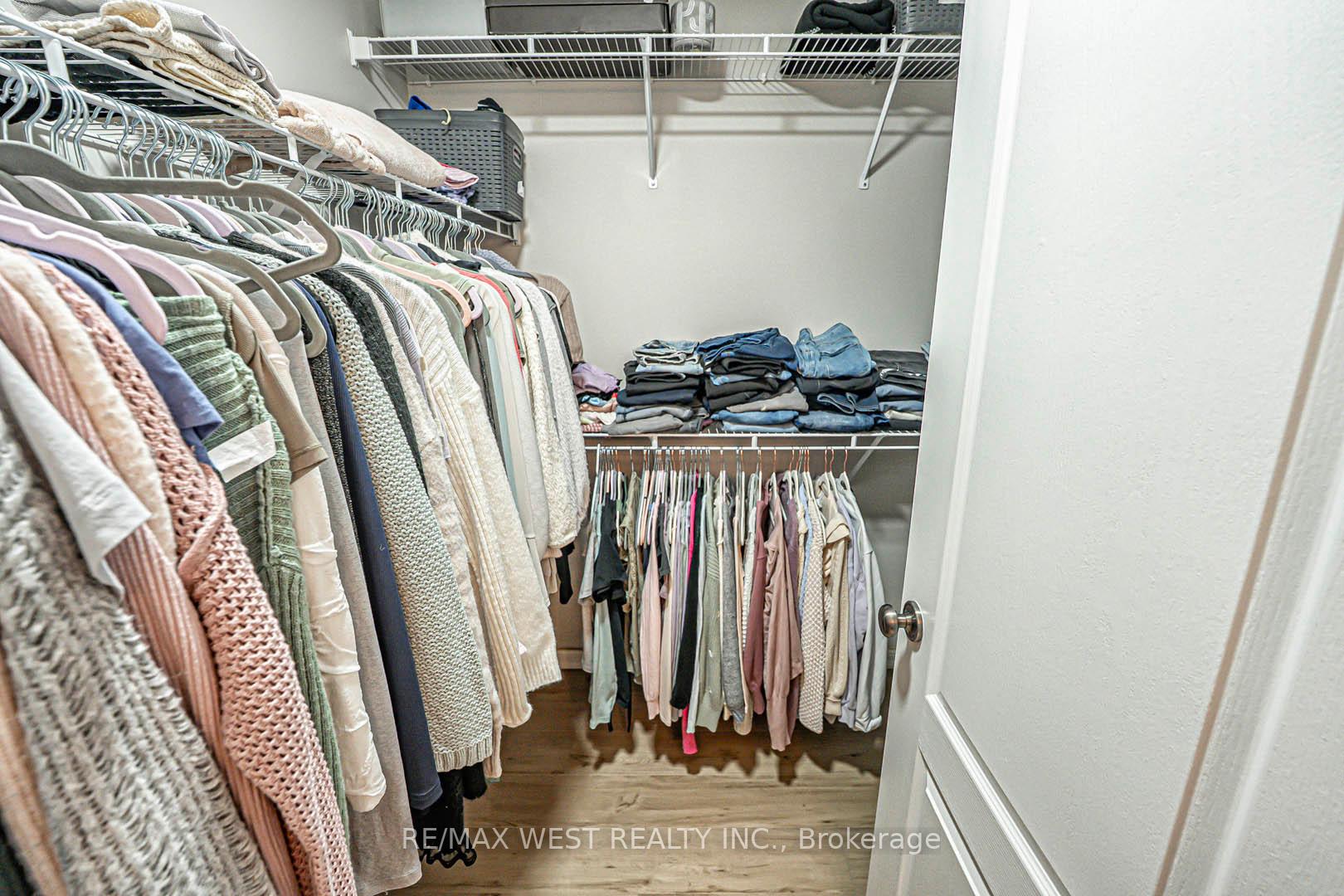 3 Bedrooms Condo at 3050 Rotary, Burlington For sale