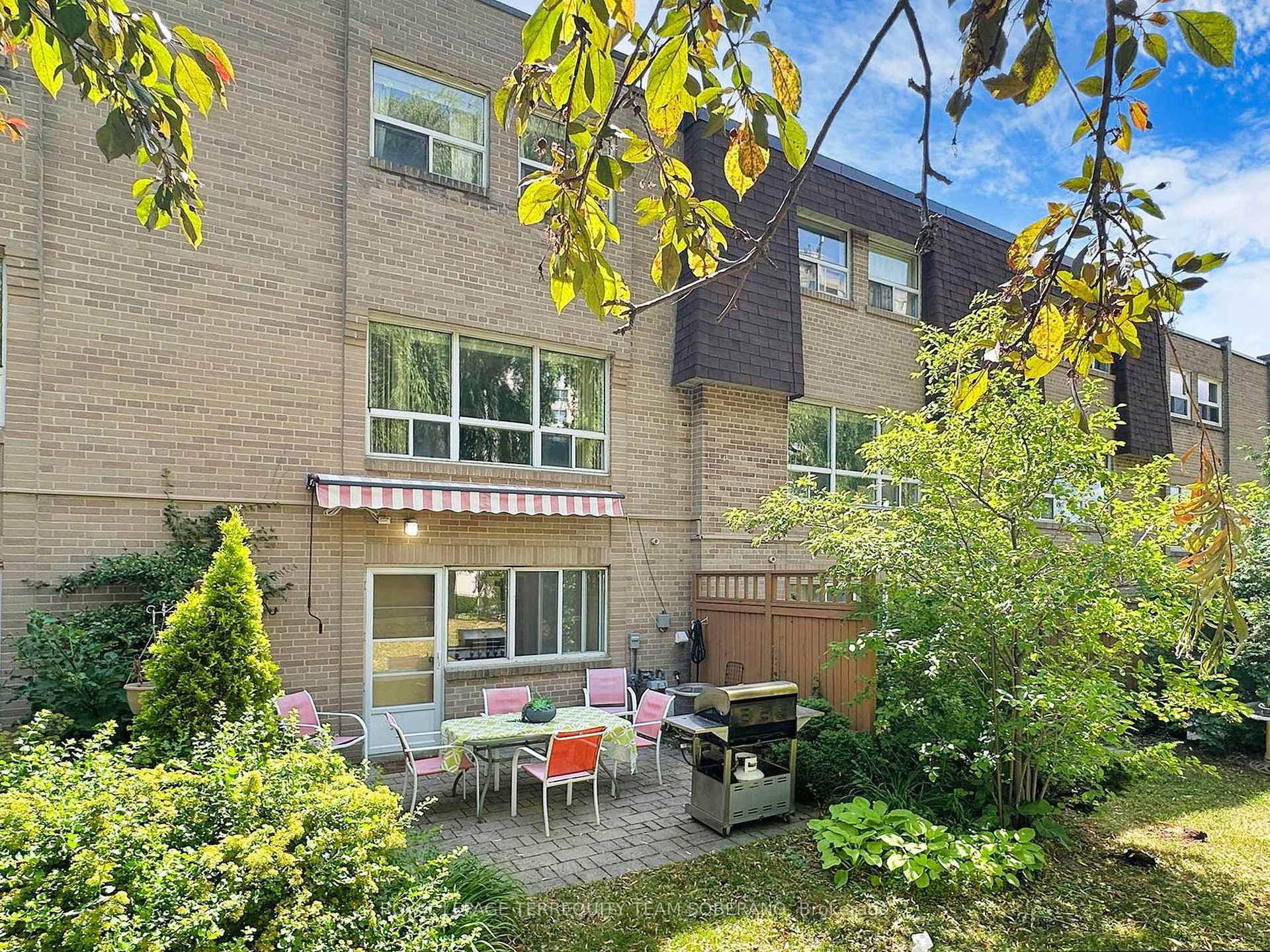 3 Bedrooms Condo at 8 Village Greenway, Toronto For sale
