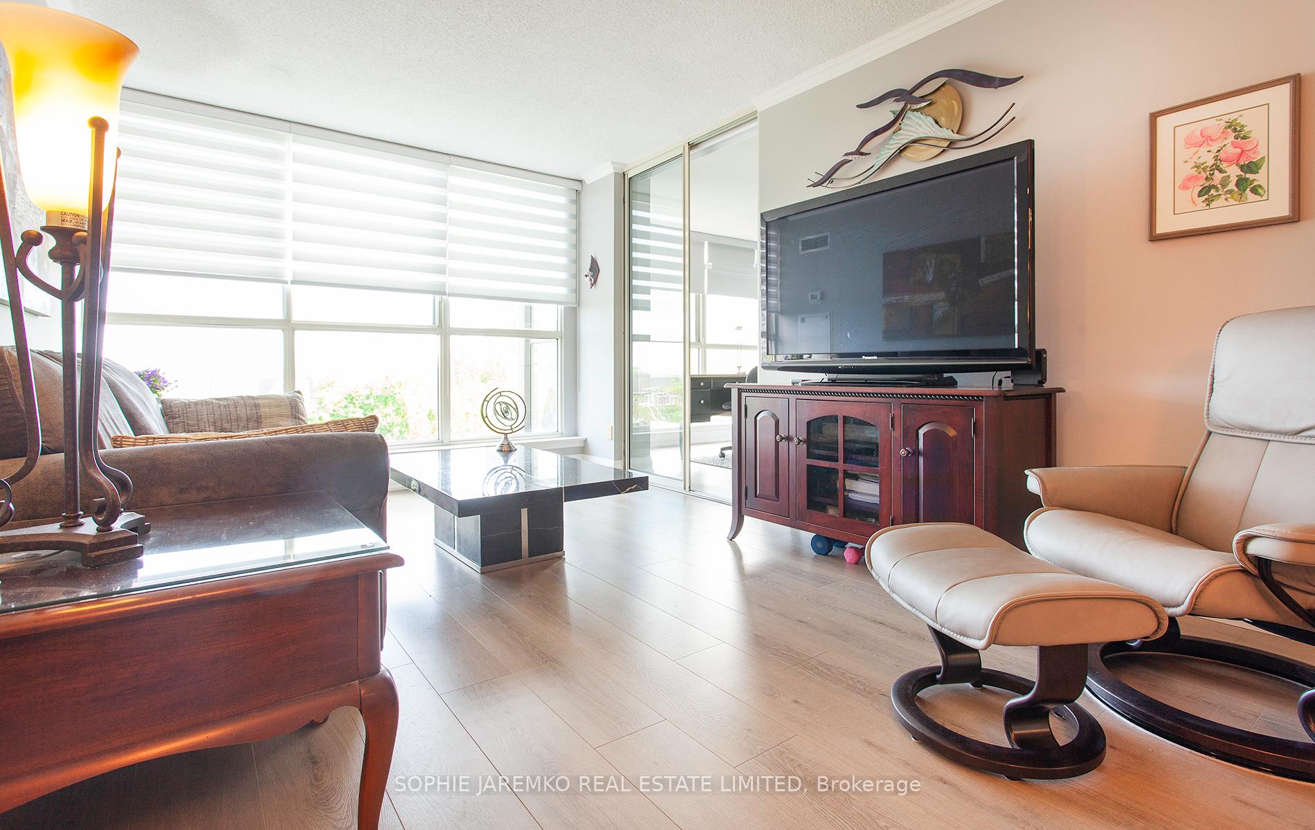 3 Bedrooms Condo at 22 Southport, Toronto For sale