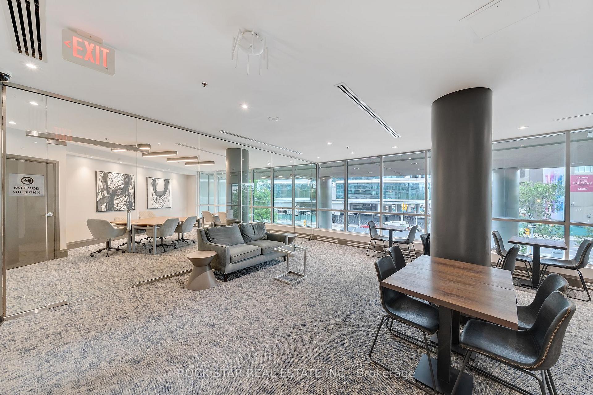2 Bedrooms Condo at 18 Harbour,  Toronto For sale