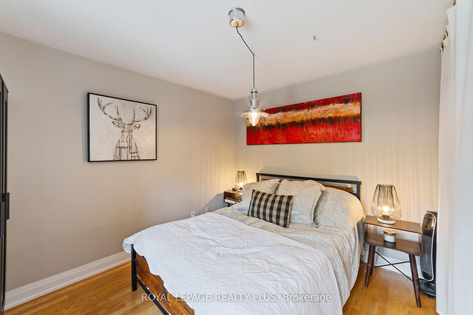3 Bedrooms Condo at 928 Queen, Mississauga For sale