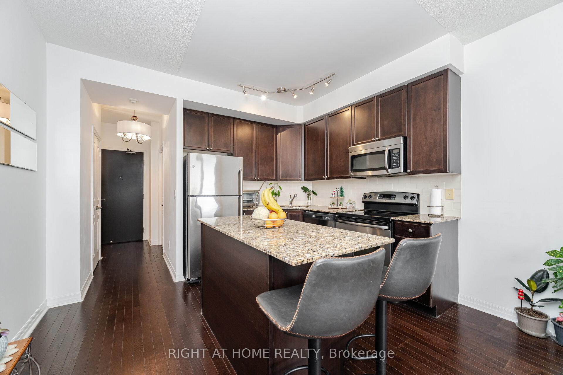 2 Bedrooms Condo at 225 Webb, Mississauga For sale