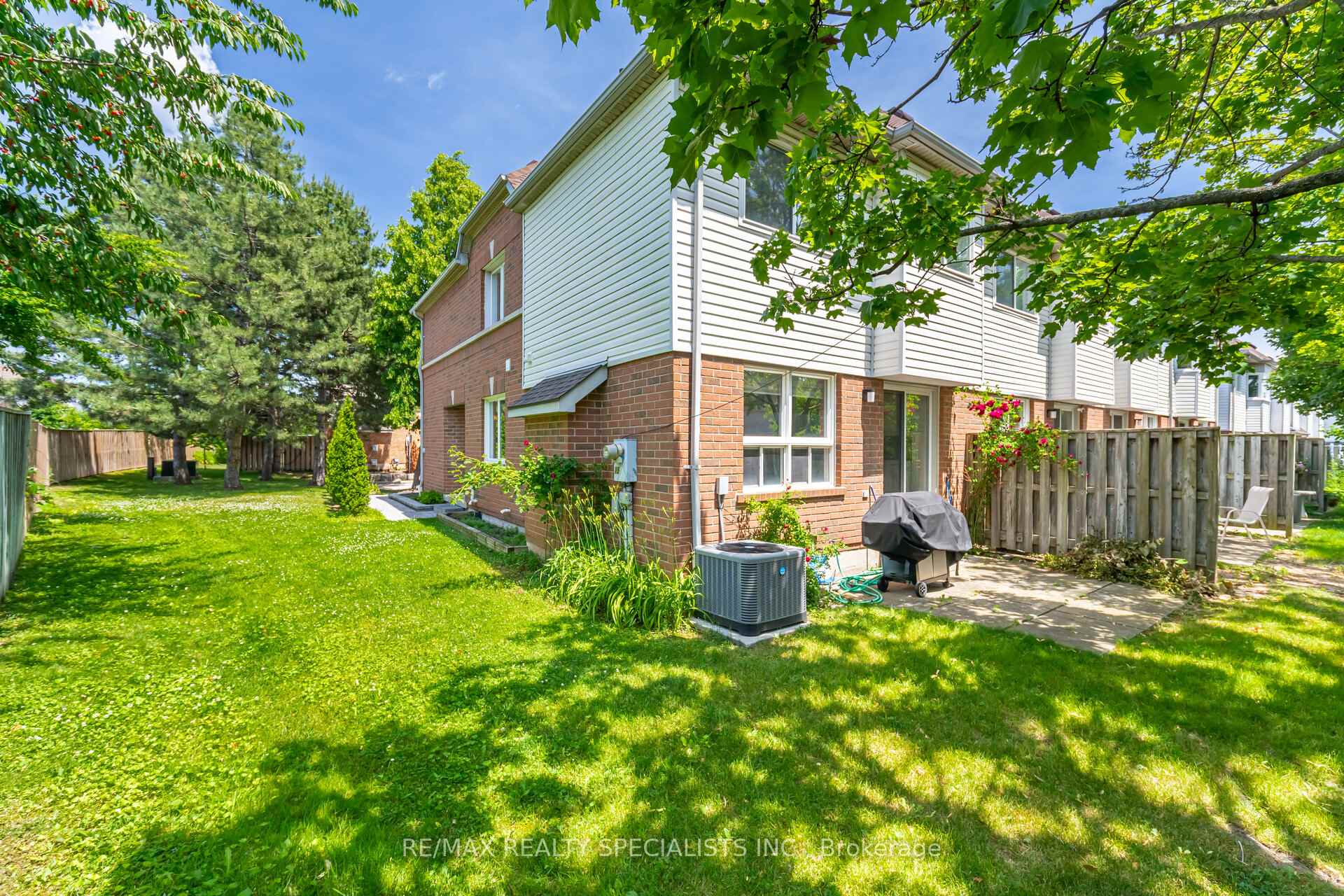 4 Bedrooms Condo at 5230 Glen Erin, Mississauga For sale