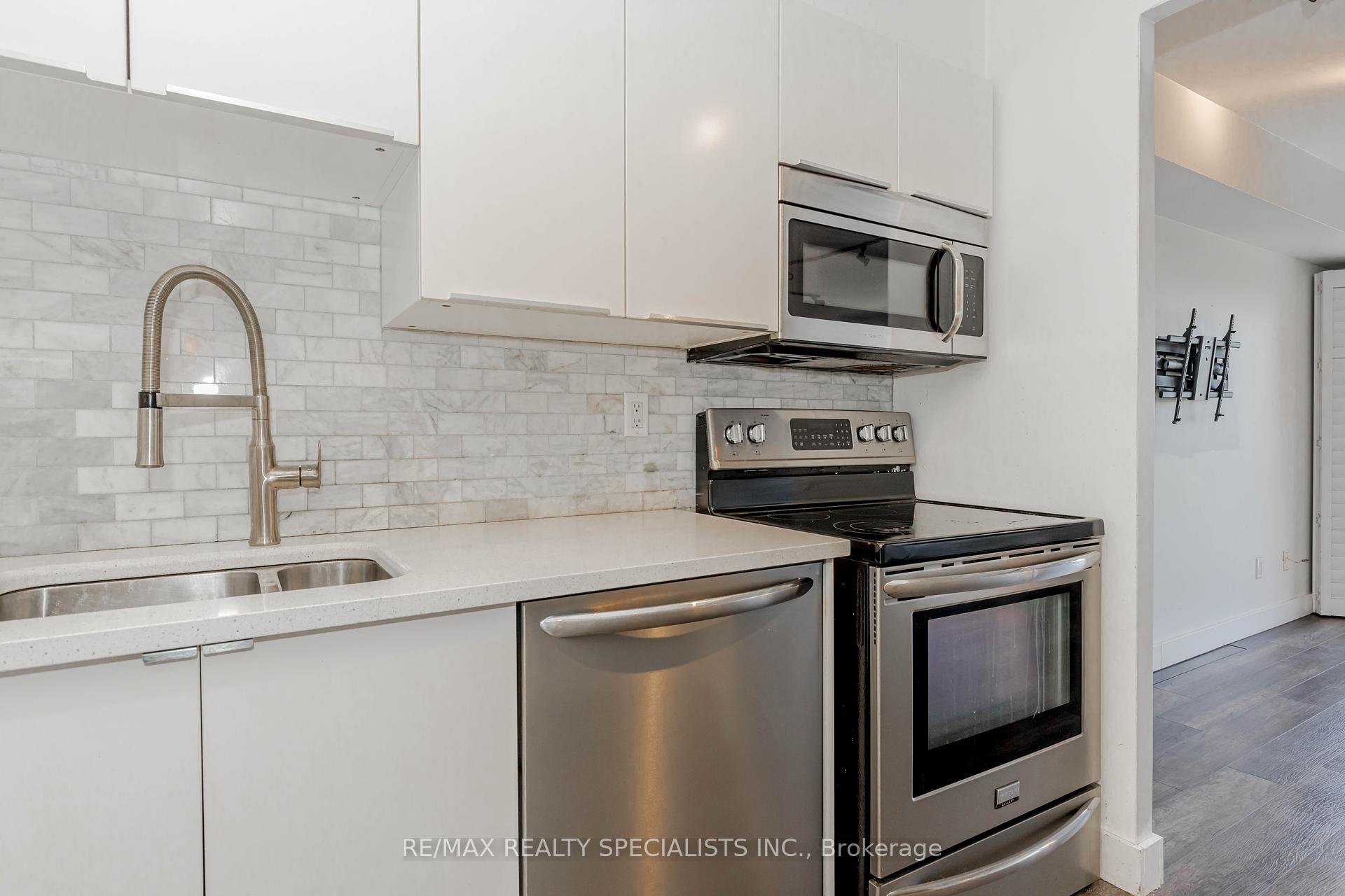 2 Bedrooms Condo at 32 Tannery, Mississauga For sale
