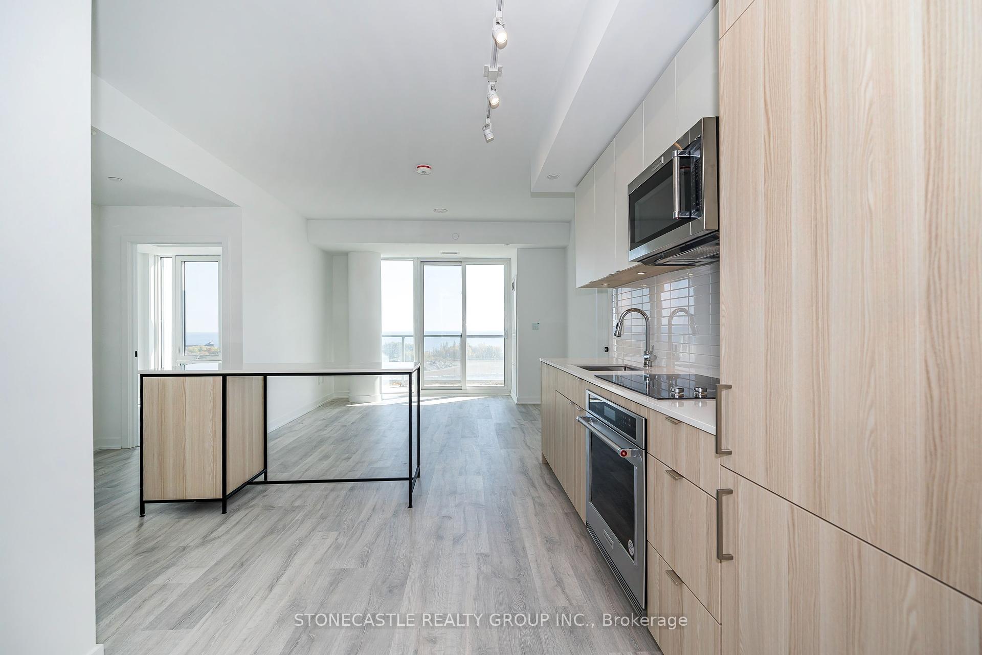 3 Bedrooms Condo at 220 Missinnihe, Mississauga For sale