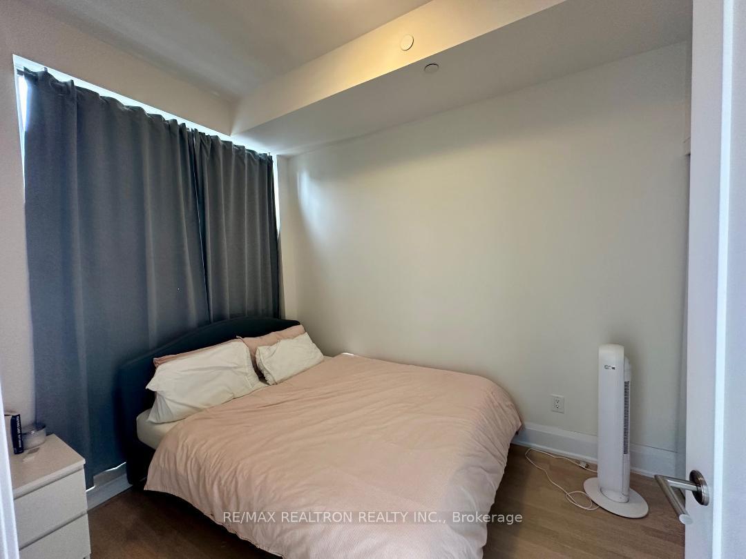 2 Bedrooms Condo at 88 Cumberland, Toronto For sale