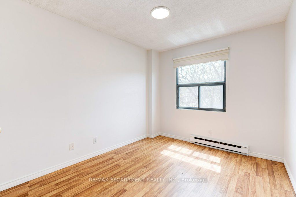 175 Hunter Street E, #207