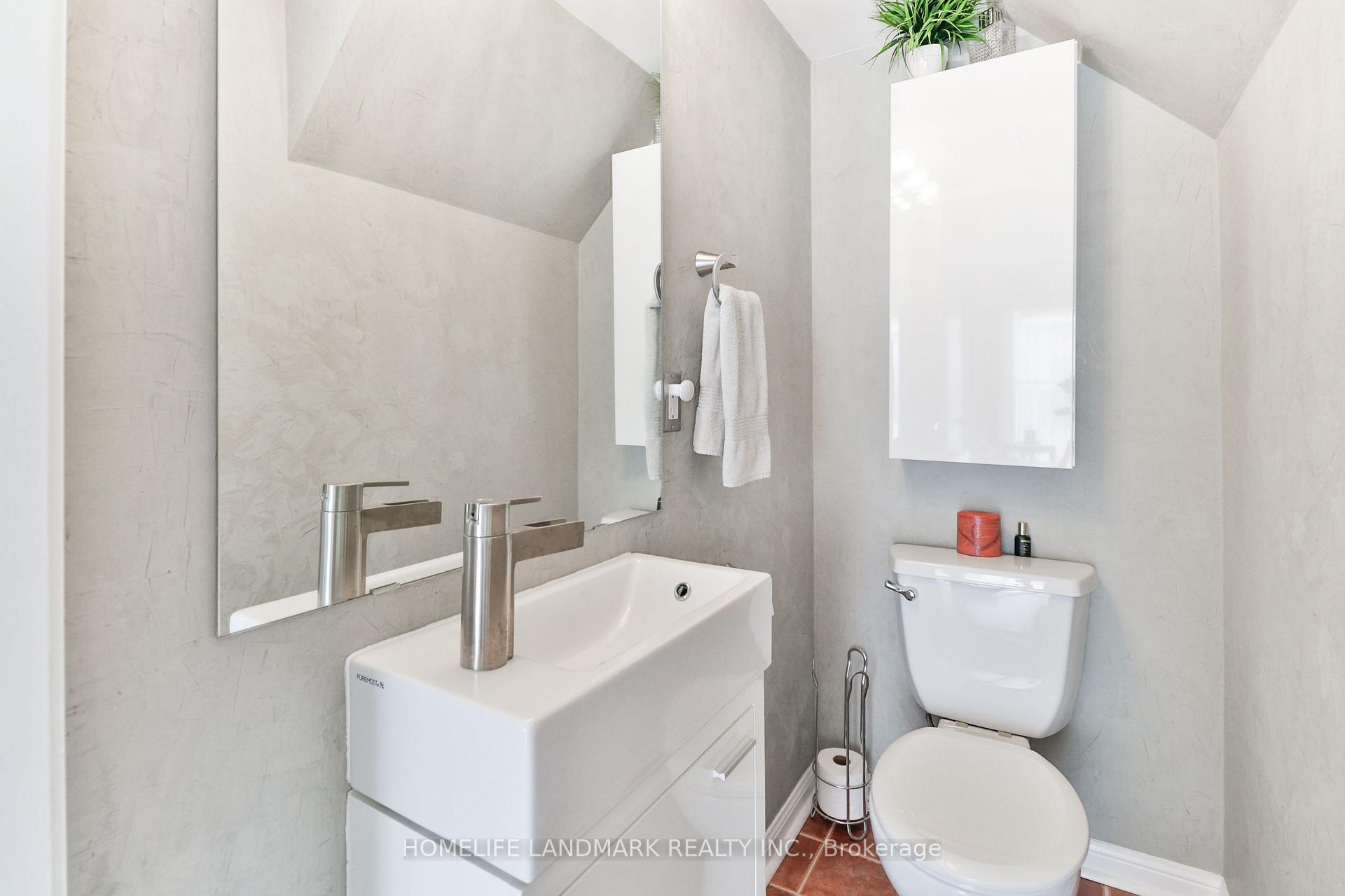 3 Bedrooms Condo at 26 Laidlaw, Toronto For sale