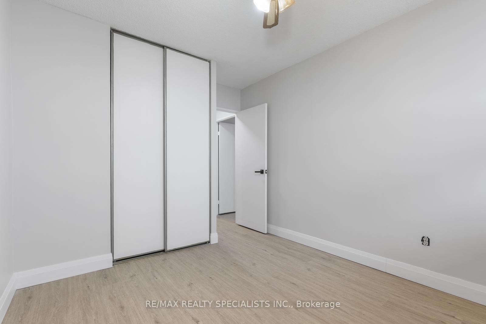2 Bedrooms Condo at 2929 Aquitaine, Mississauga For sale