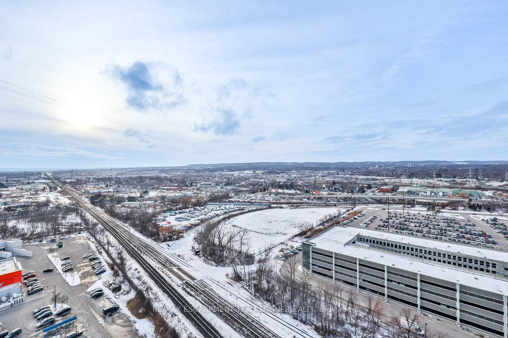 2 Bedrooms Condo at 2081 Fairview,  Burlington For sale
