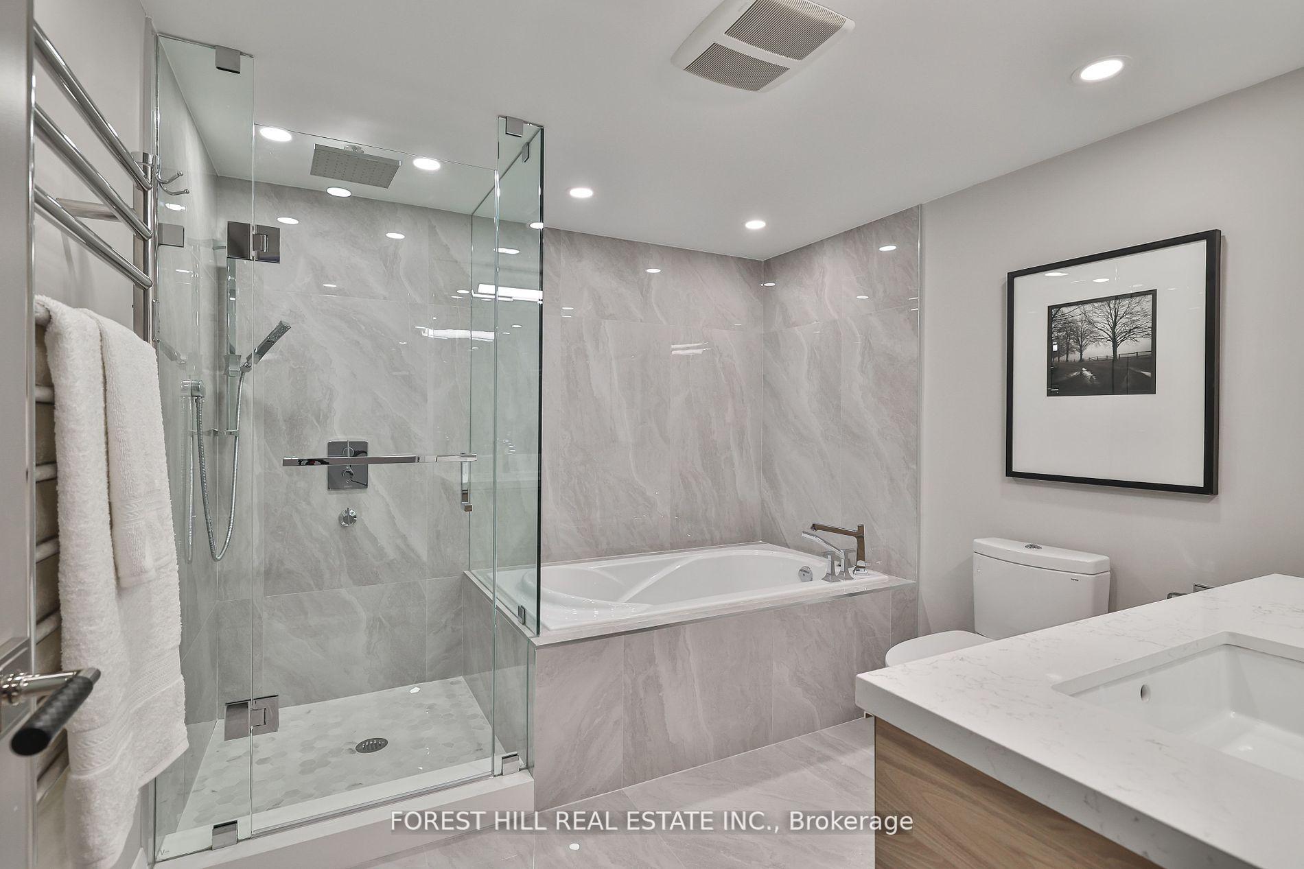 3 Bedrooms Condo at 33 University, Toronto For sale
