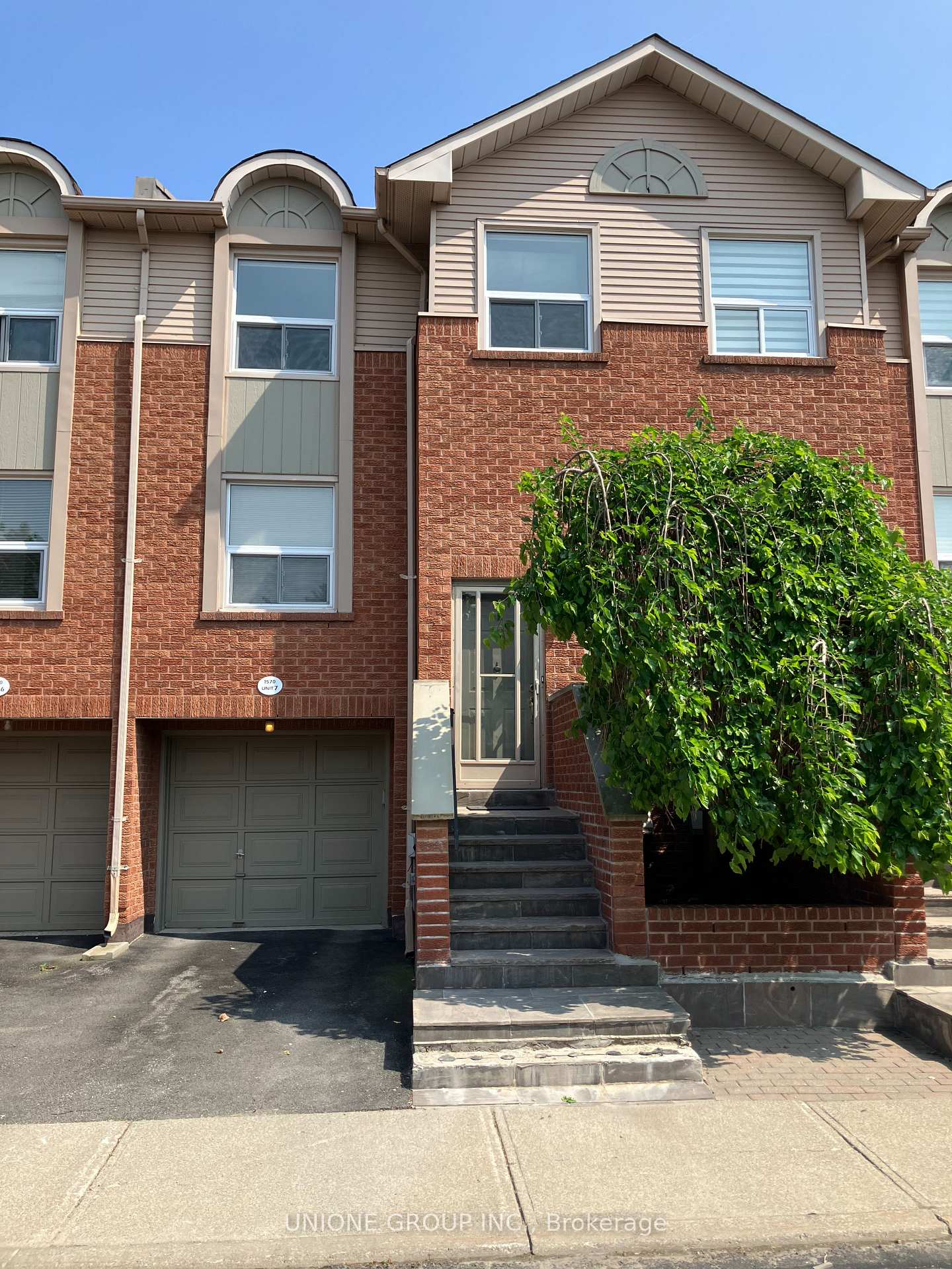 3 Bedrooms Condo at 1570 Reeves, Oakville For sale