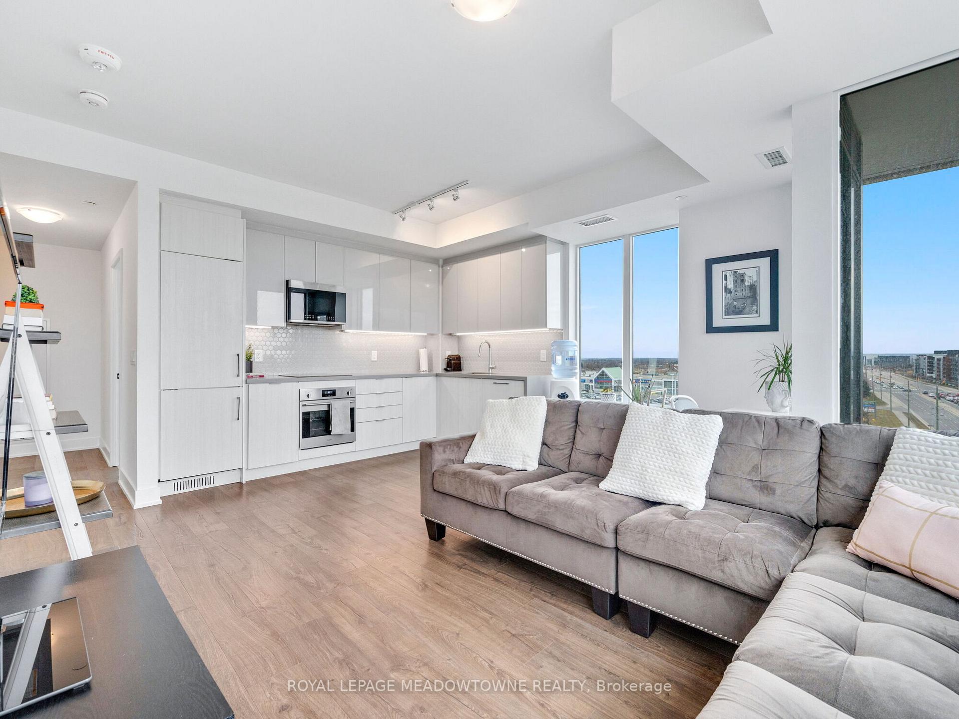 2 Bedrooms Condo at 2489 Taunton, Oakville For sale