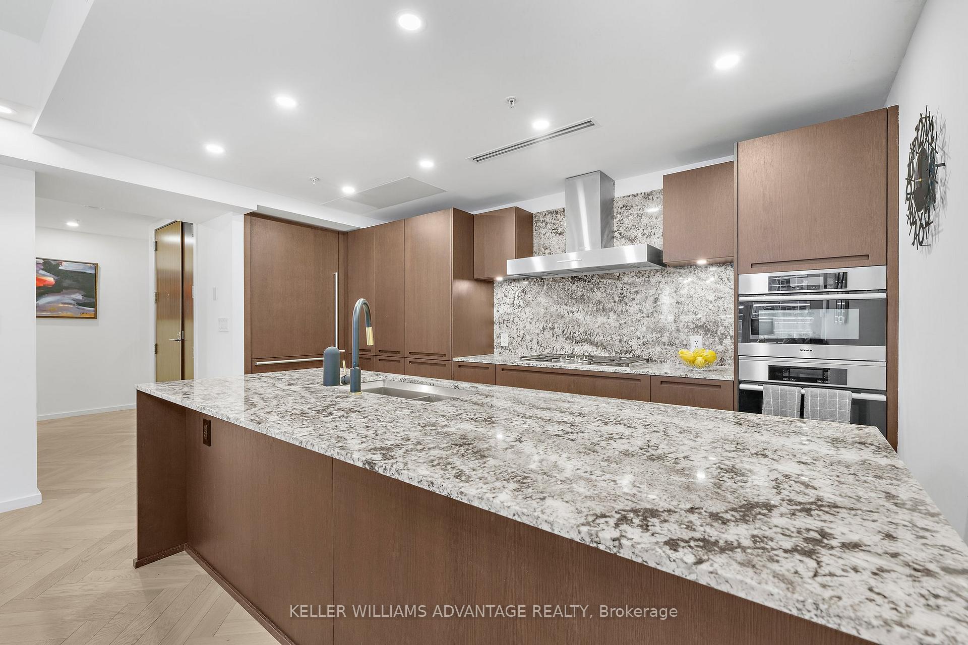 2 Bedrooms Condo at 180 University, Toronto For sale