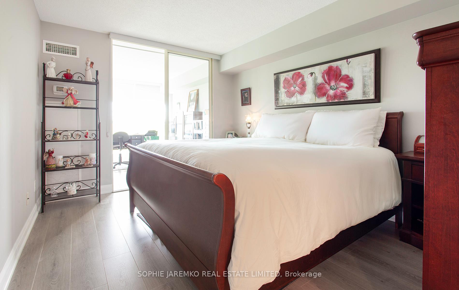 3 Bedrooms Condo at 22 Southport, Toronto For sale