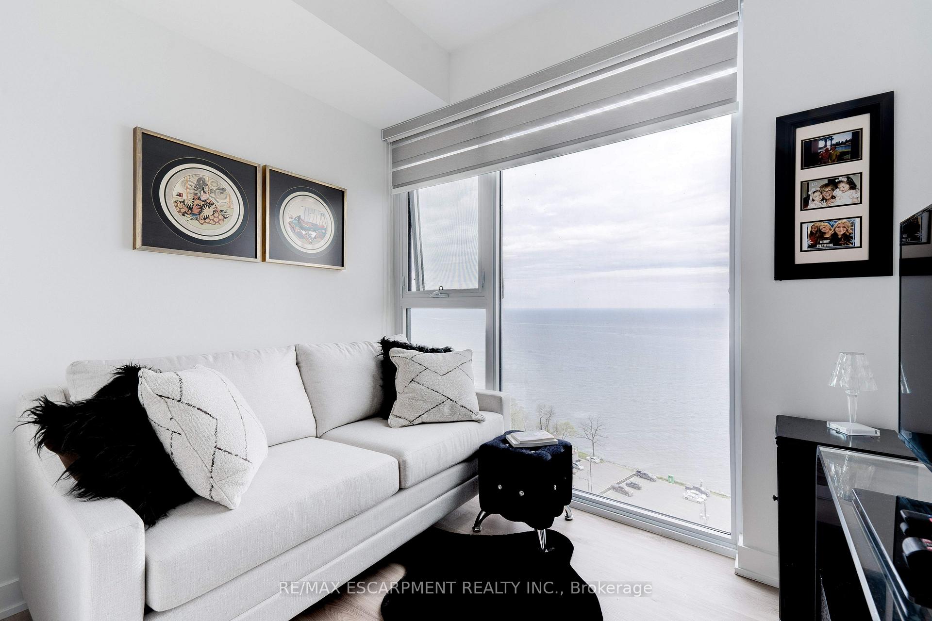 2 Bedrooms Condo at 370 Martha, Burlington For sale