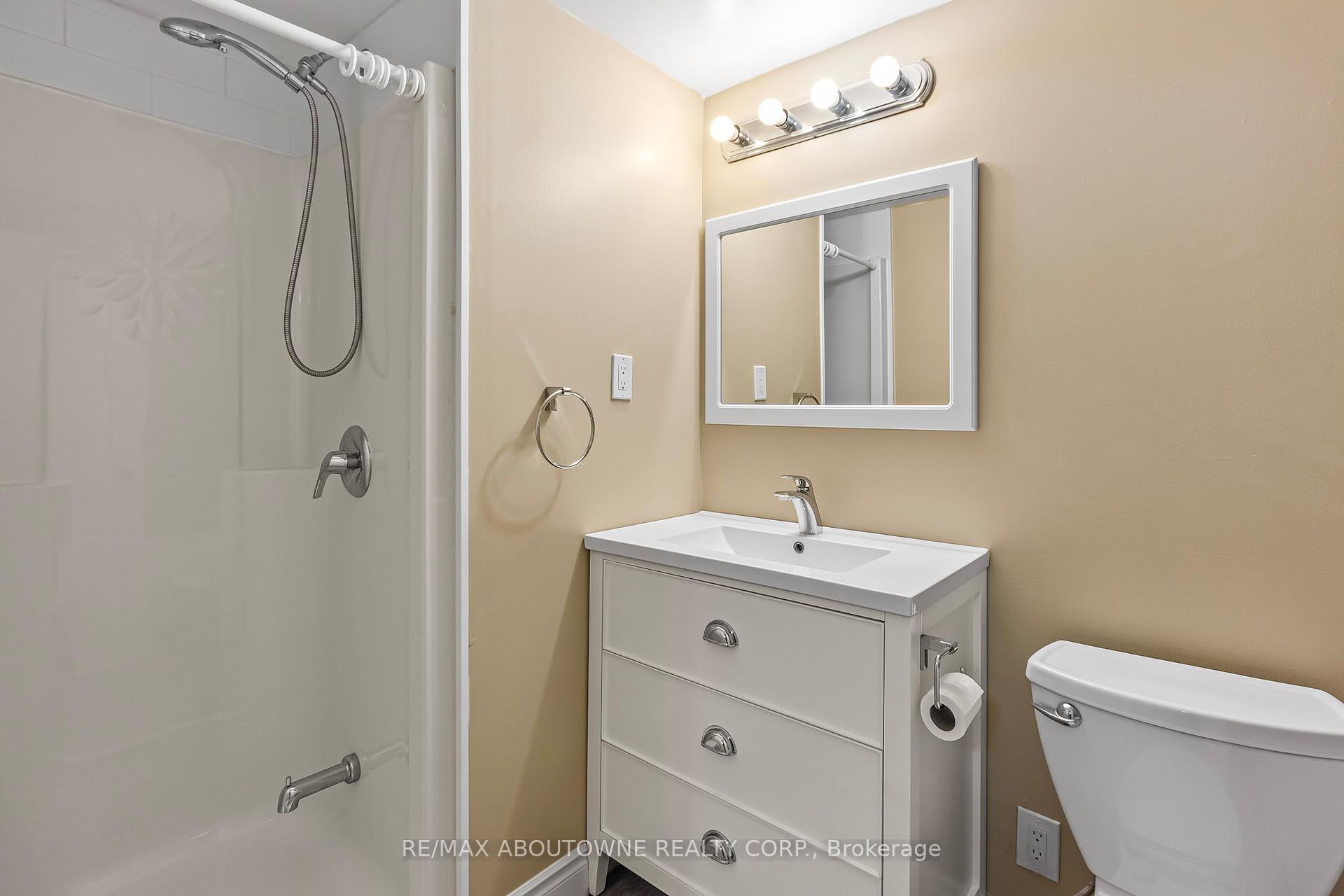 3 Bedrooms Condo at 1300 Marlborough, Oakville For sale