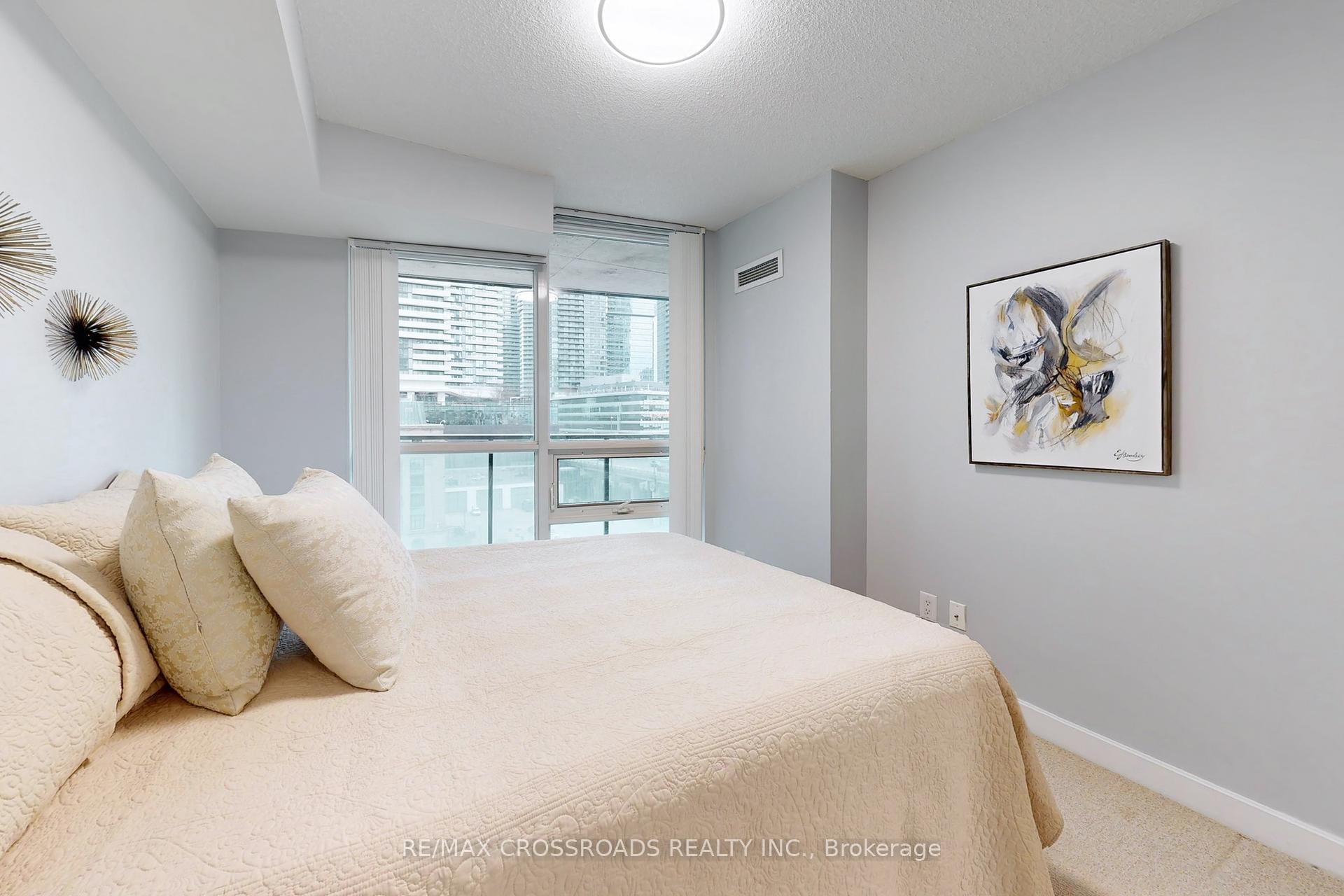 2 Bedrooms Condo at 33 Bay, Toronto For sale