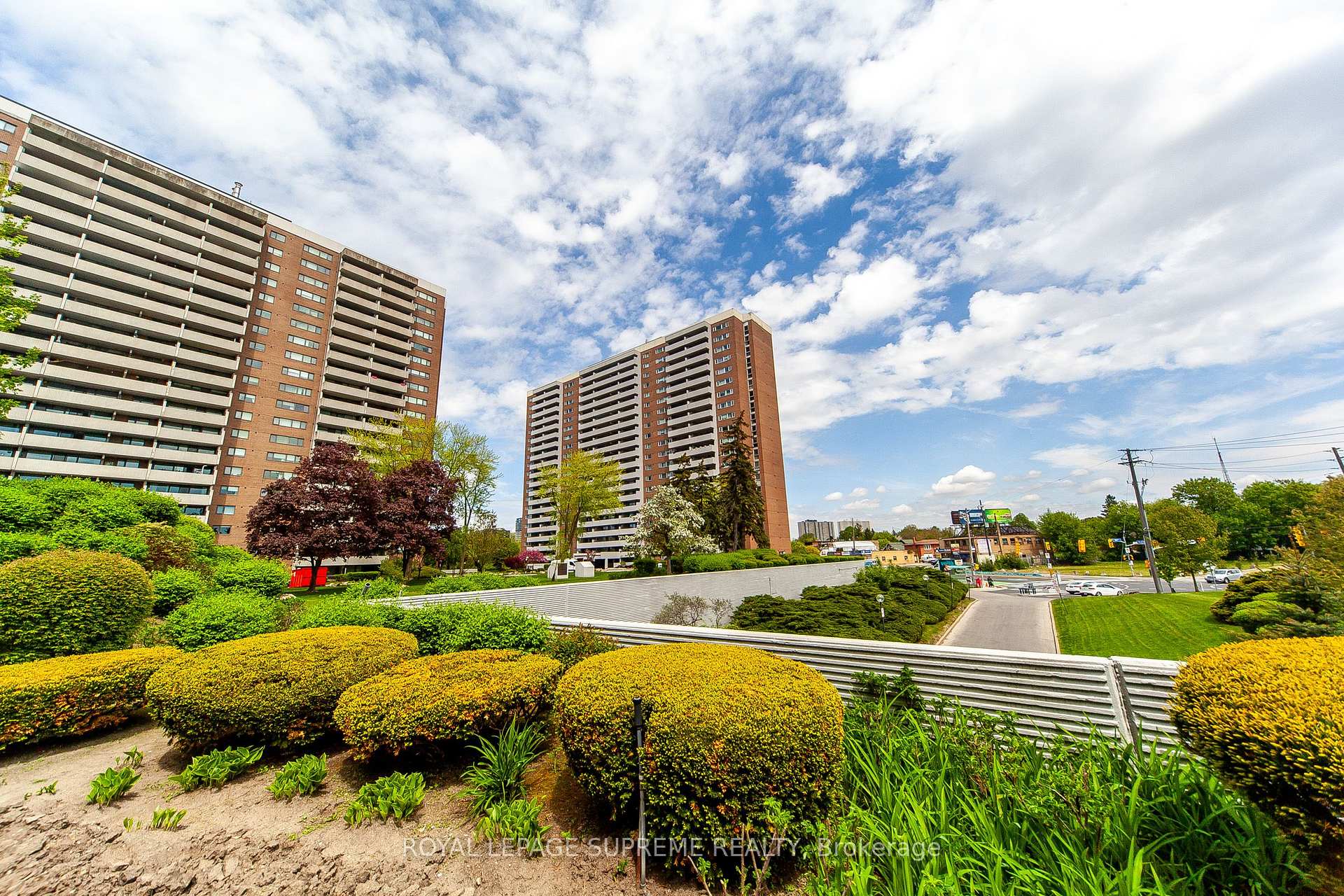 2 Bedrooms Condo at 270 Scarlett, Toronto For sale