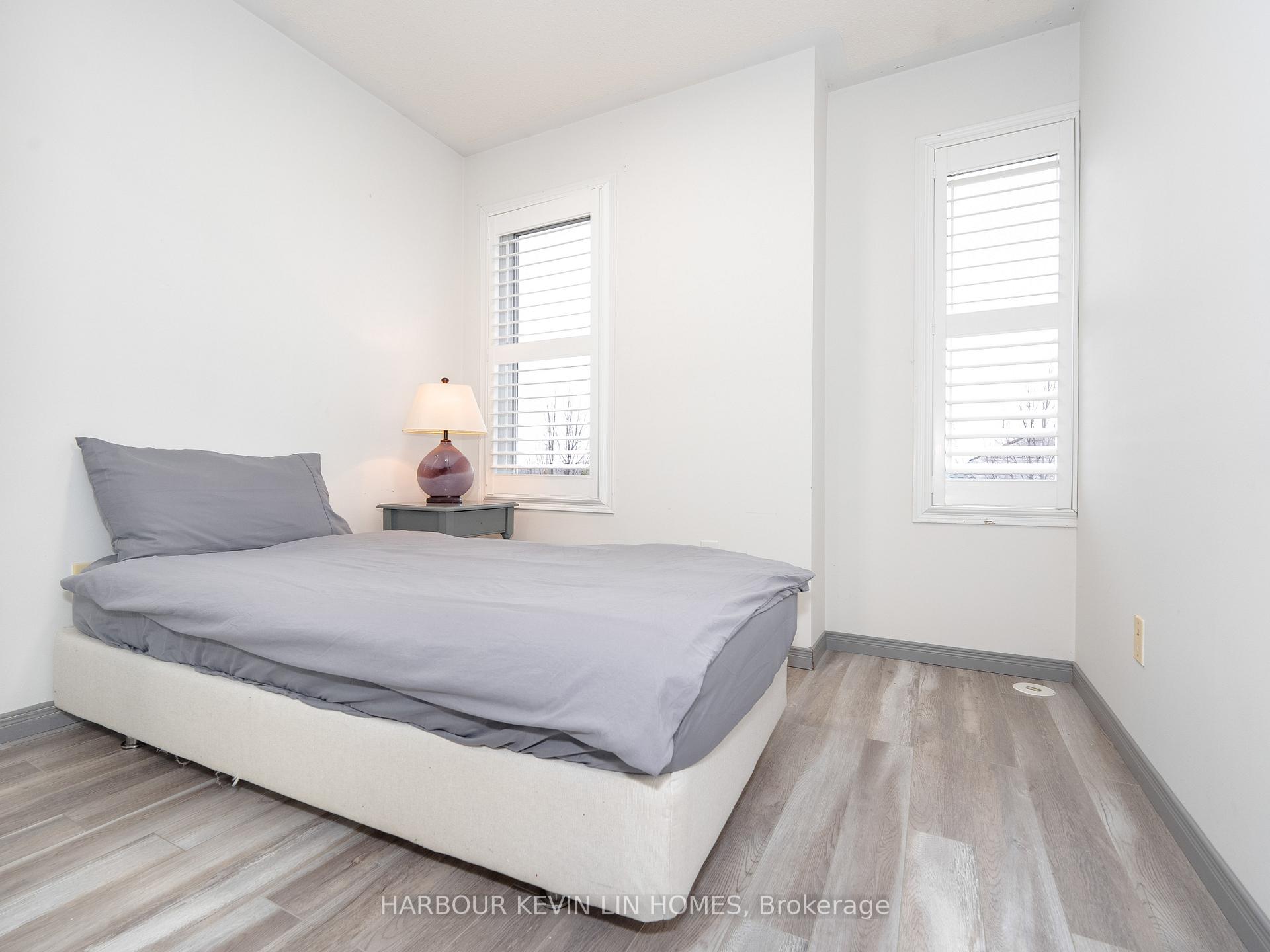 3 Bedrooms Condo at 4975 Southampton, Mississauga For sale