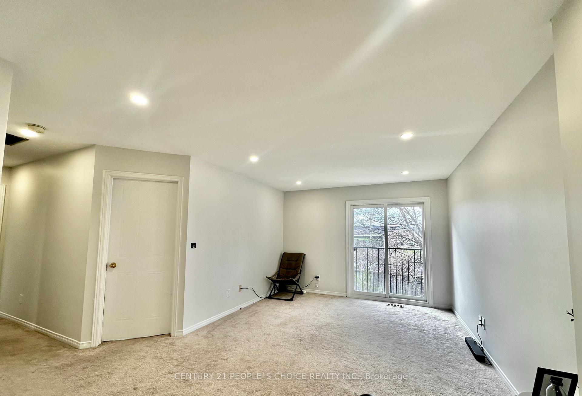 3 Bedrooms Condo at 2530 Northampton, Burlington For sale