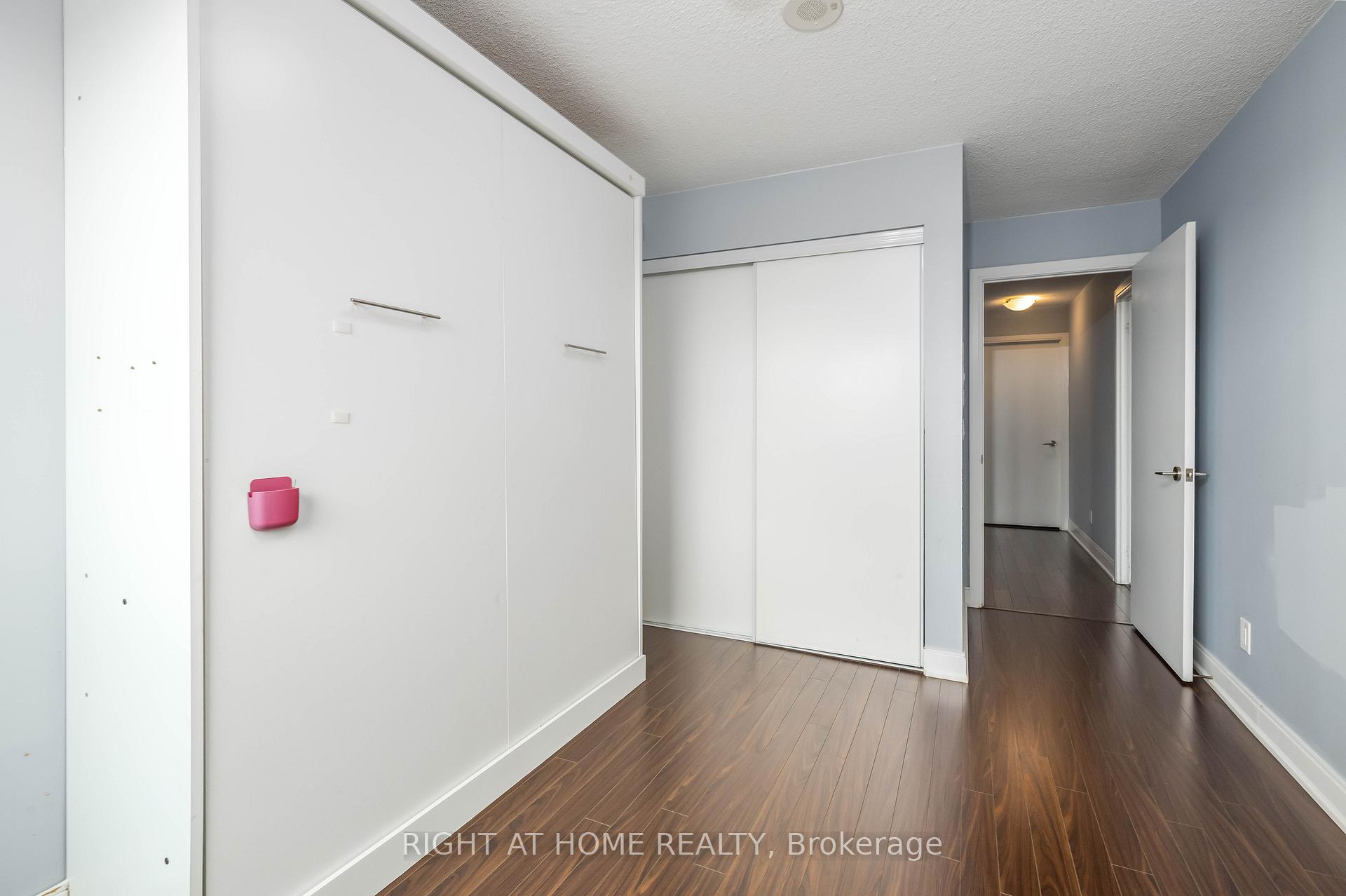 3 Bedrooms Condo at 125 Village Green,  Toronto For sale