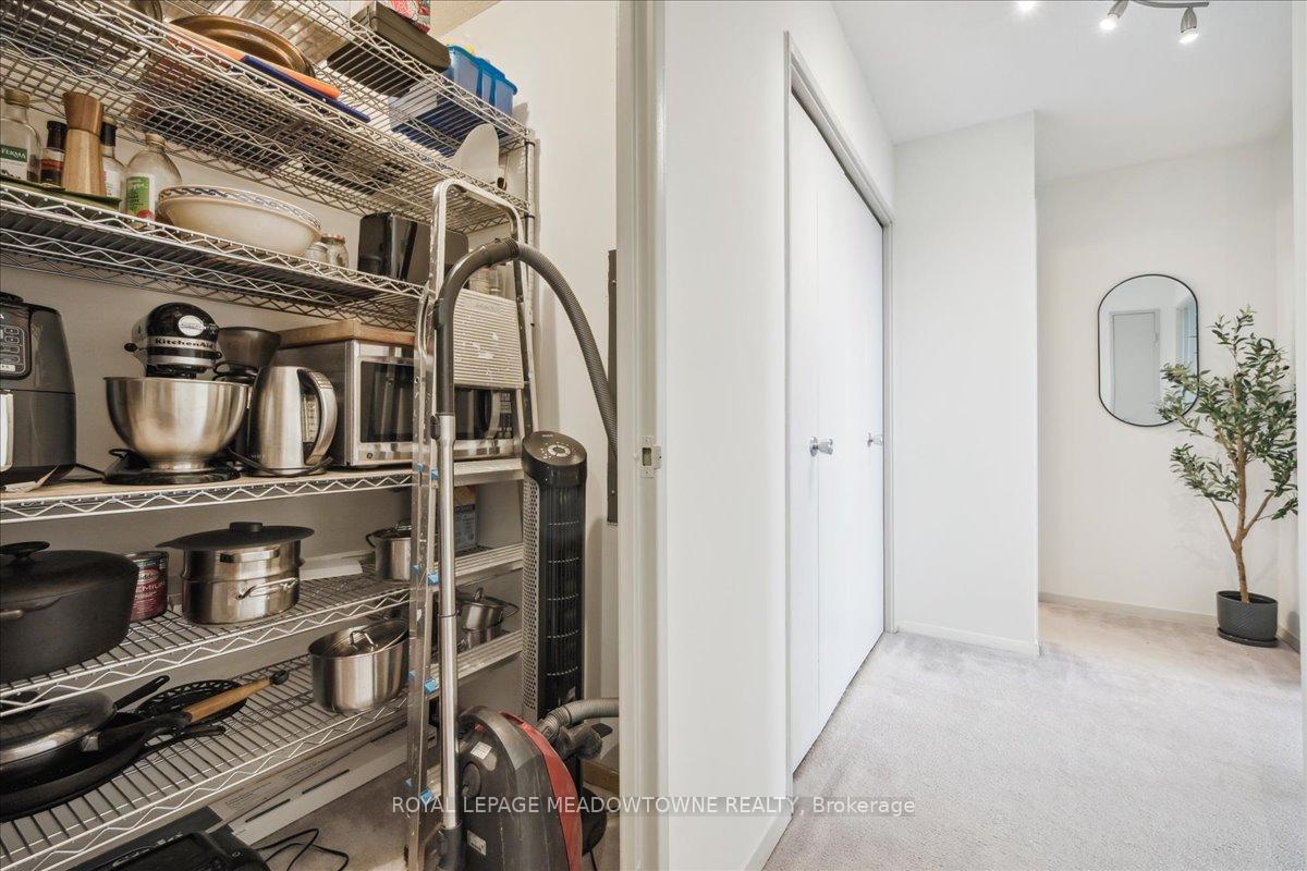 2 Bedrooms Condo at 2665 Windwood, Mississauga For sale