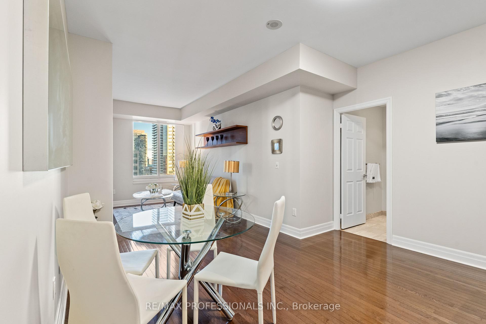 2 Bedrooms Condo at 35 Balmuto,  Toronto For sale
