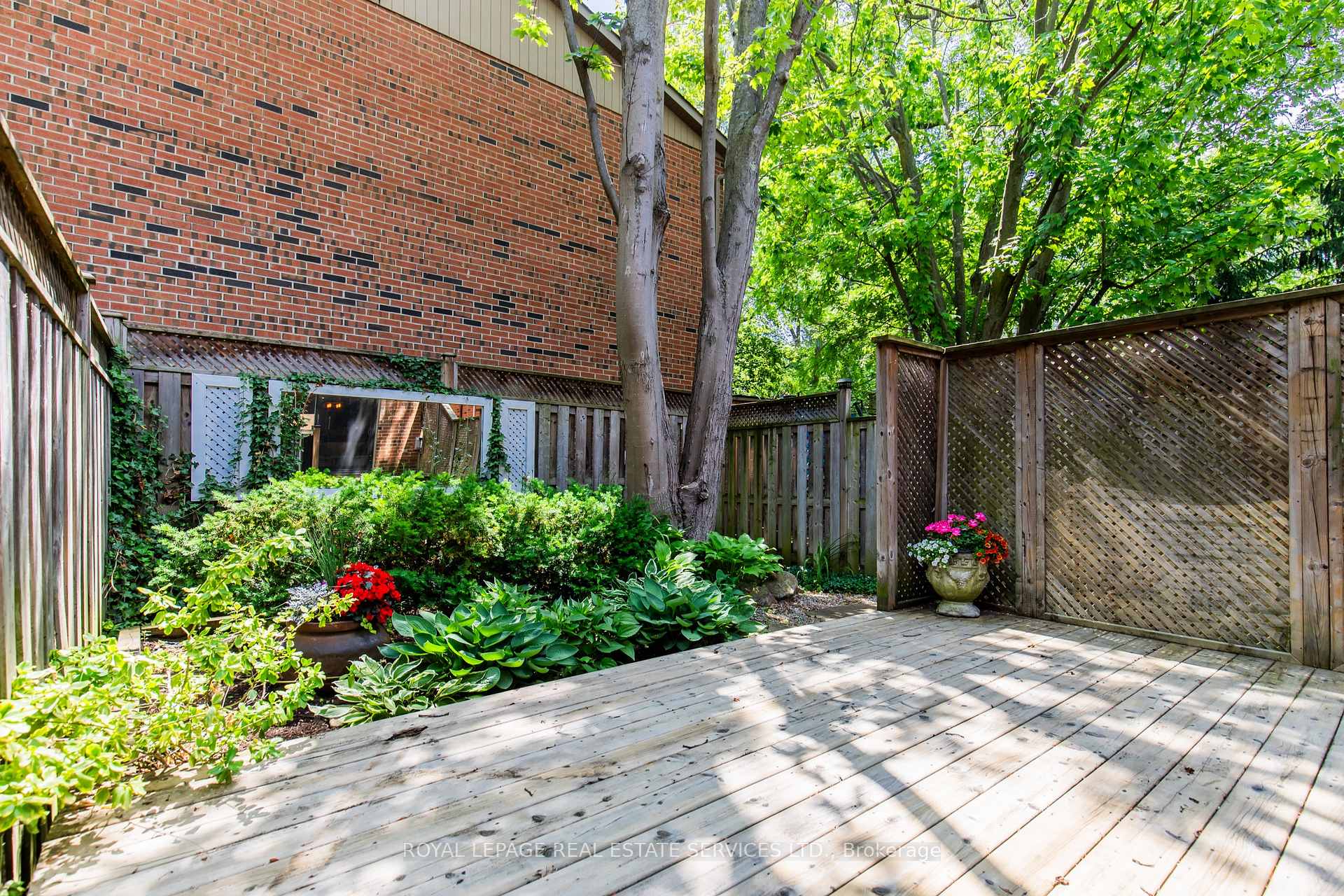 3 Bedrooms Condo at 3122 Lakeshore, Oakville For sale