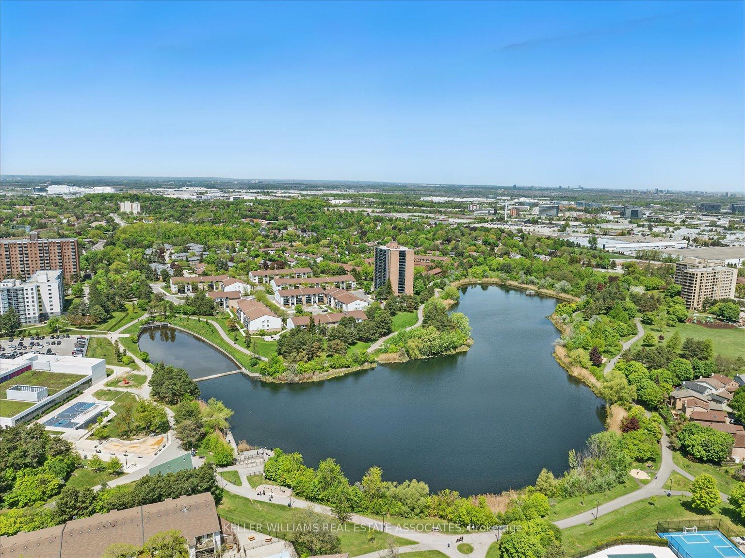 3 Bedrooms Condo at 2701 Aquitaine, Mississauga For sale