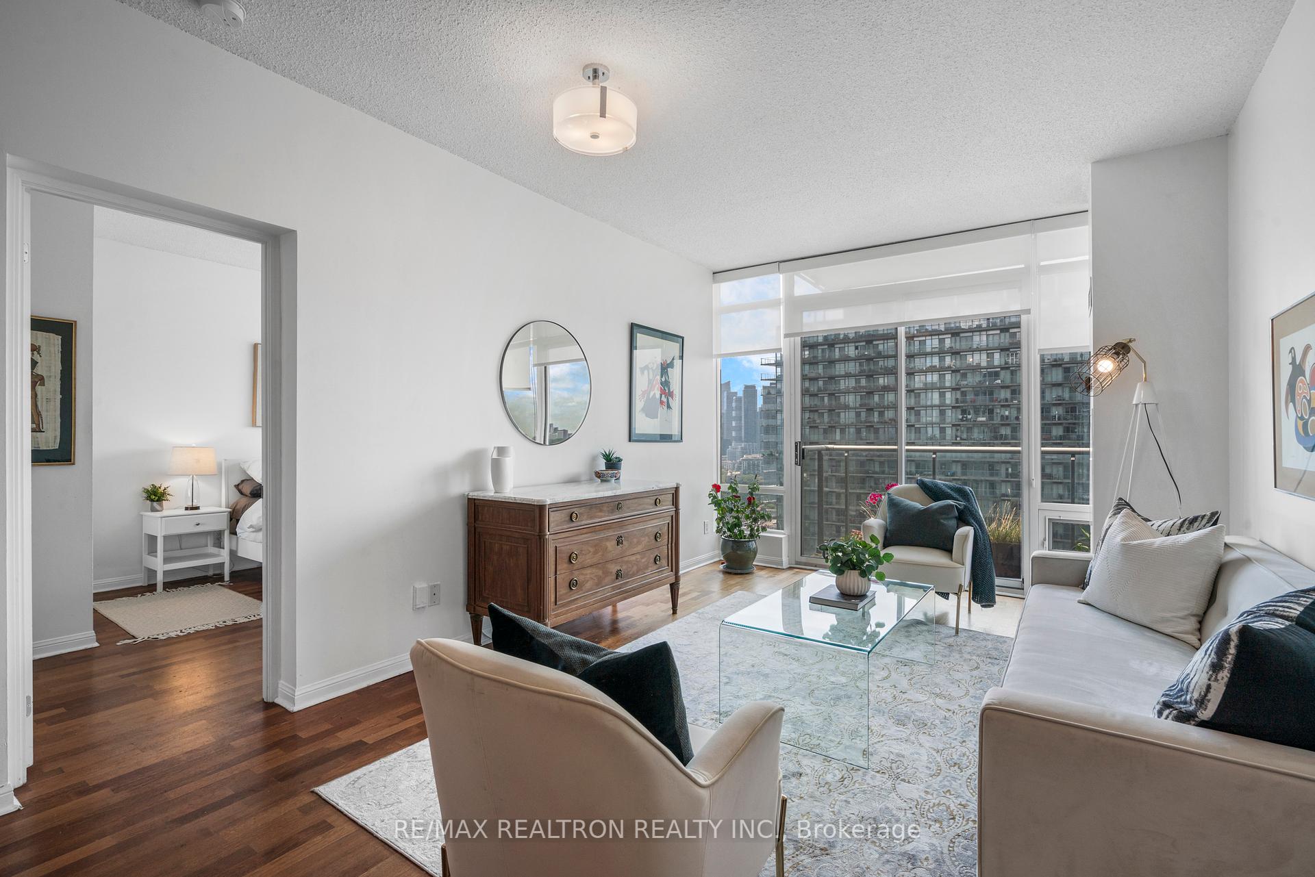 2 Bedrooms Condo at 15 Windermere, Toronto For sale