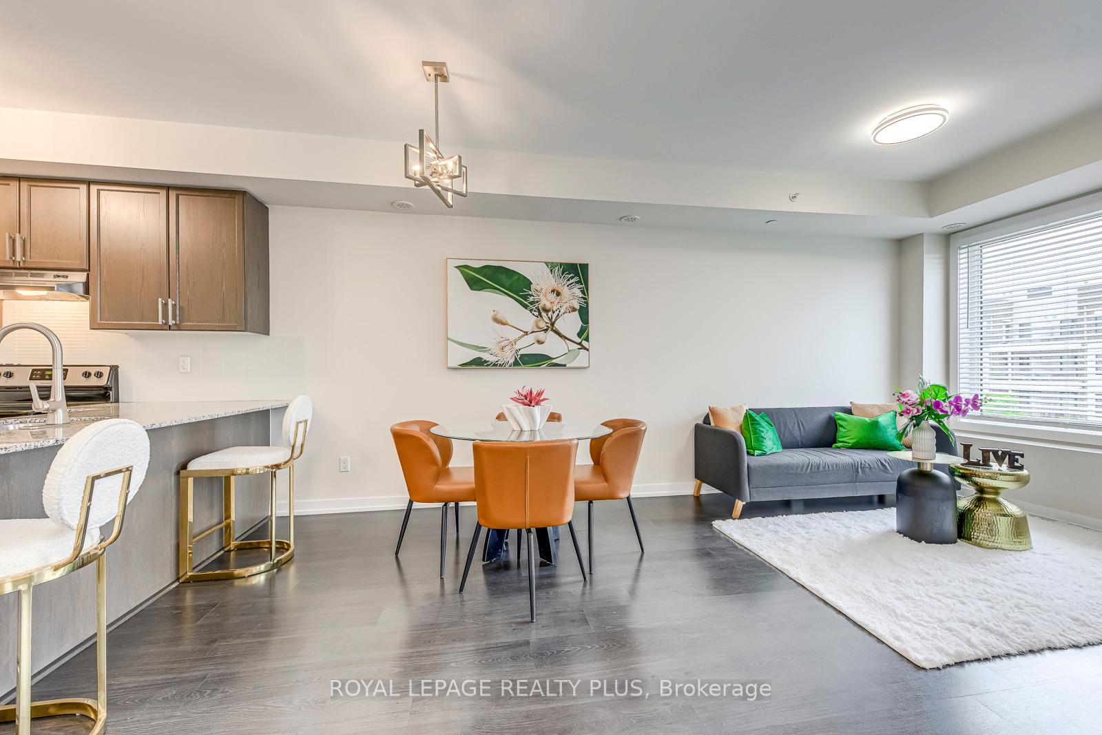 2 Bedrooms Condo at 10 Drummond, Toronto For sale
