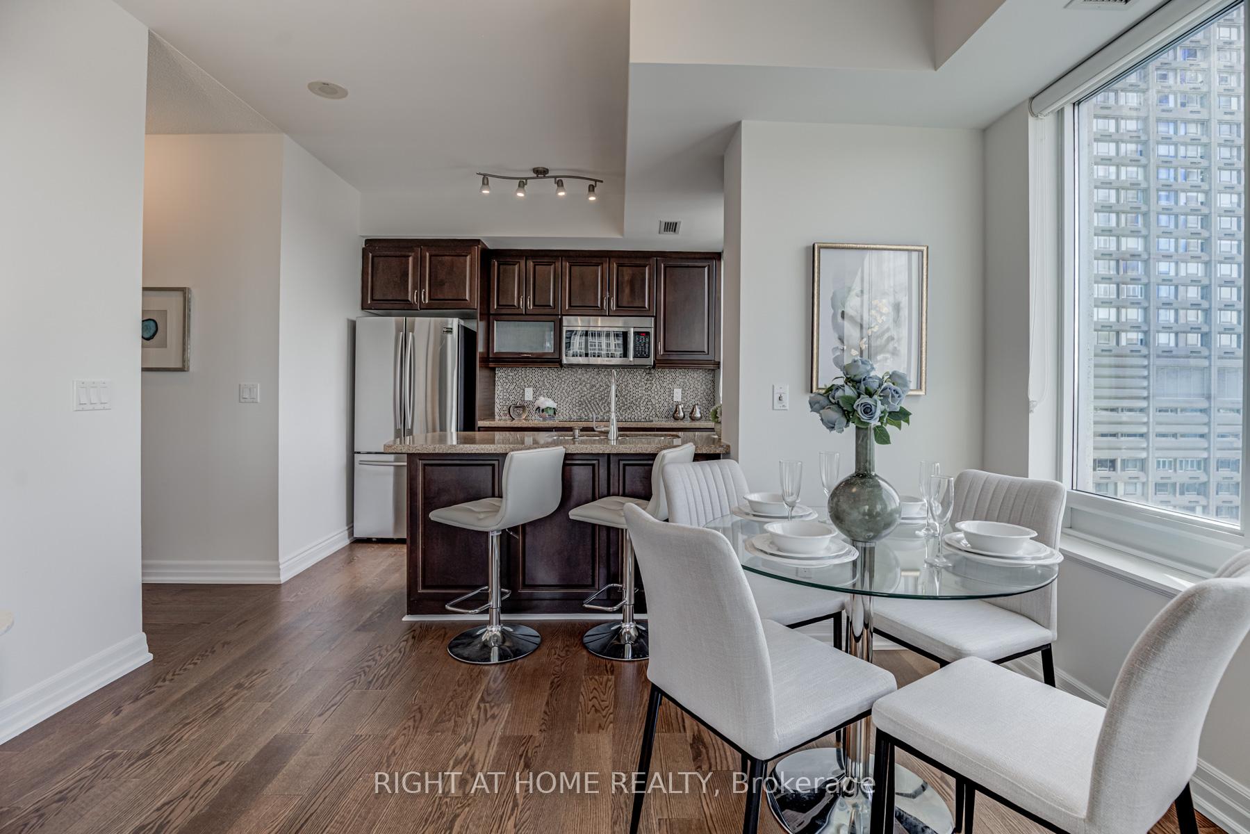 2 Bedrooms Condo at 35 Balmuto,  Toronto For sale