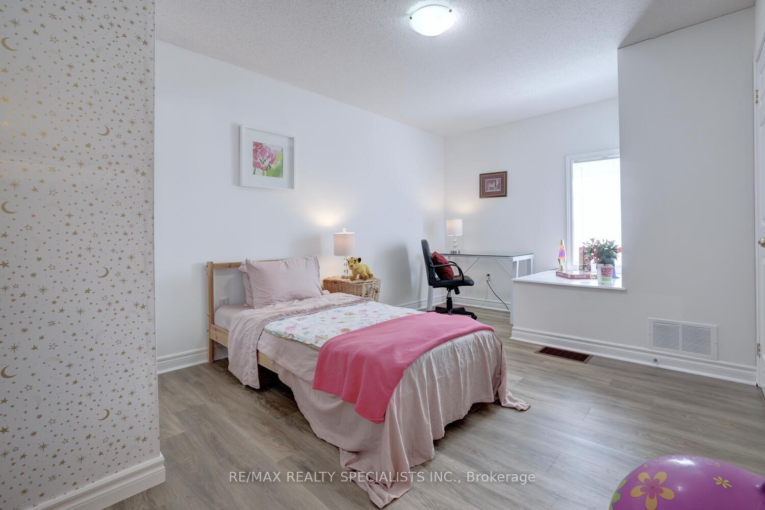 4 Bedrooms Condo at 1128 Dundas, Mississauga For sale