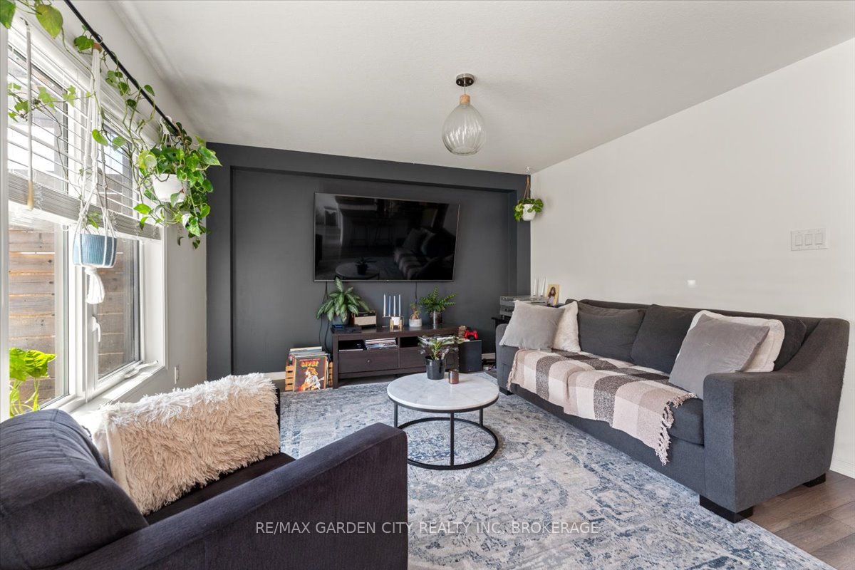 8648 DOGWOOD Crescent