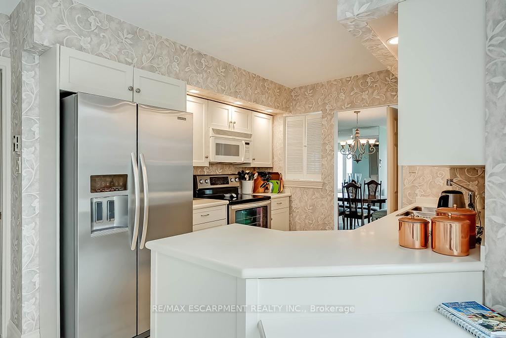2 Bedrooms Condo at 2220 Lakeshore, Burlington For sale