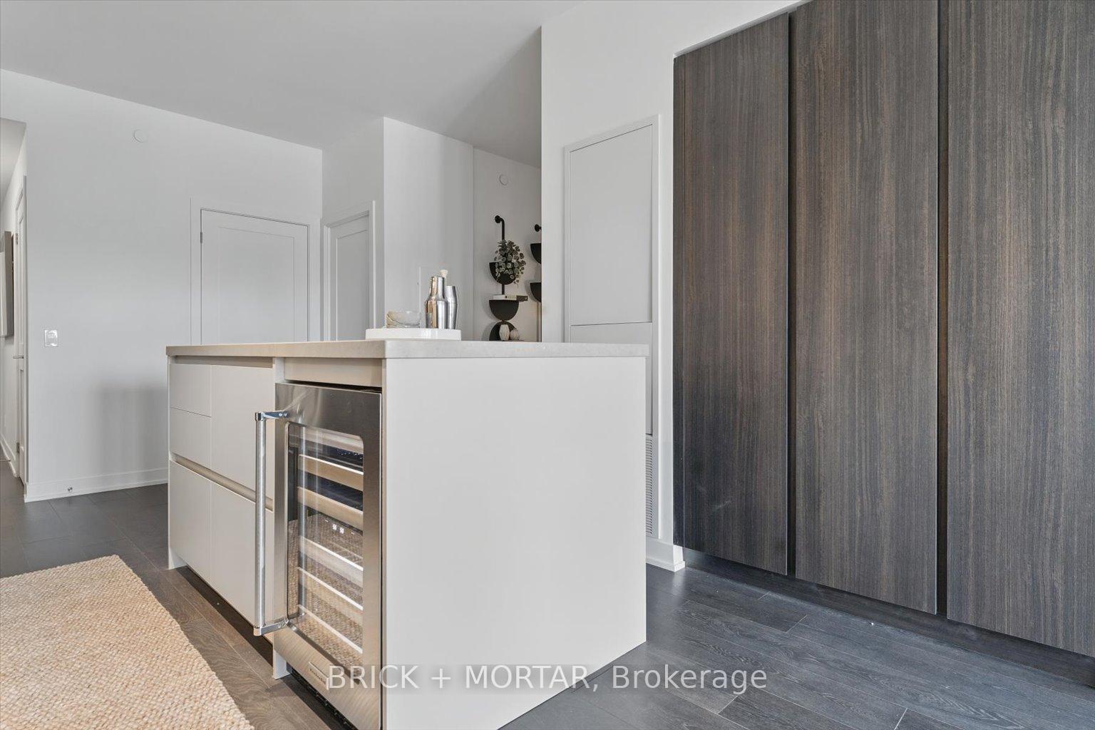 2 Bedrooms Condo at 1 Hillsdale, Toronto For sale