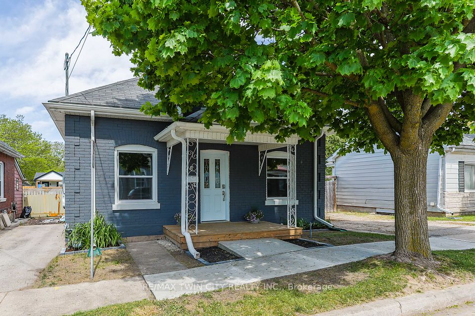 8 Main Street, Brant, ON N3R 3X2