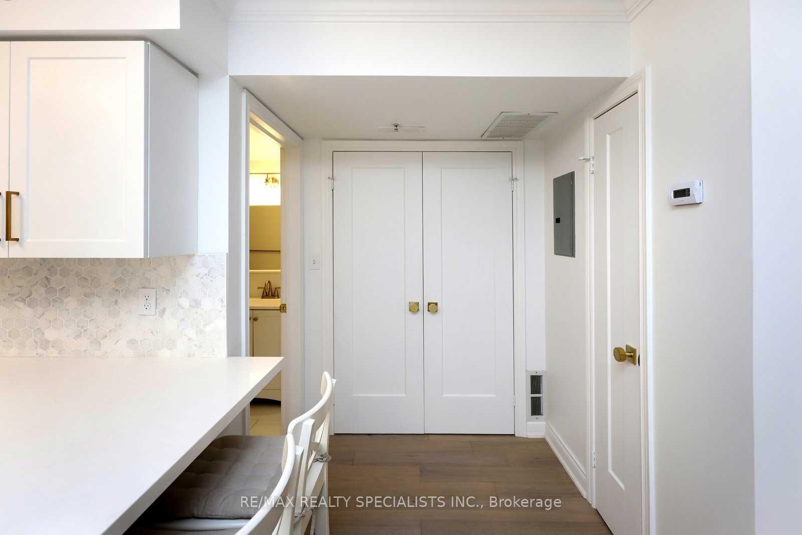 2 Bedrooms Condo at 1470 Bishops, Oakville For sale