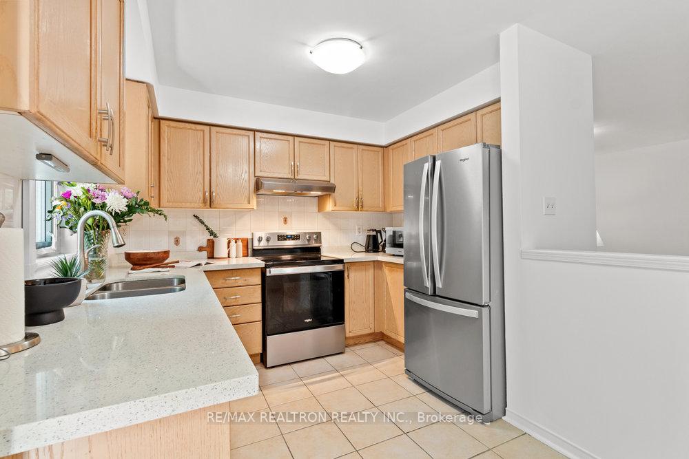 4 Bedrooms Condo at 31 Treeland, Toronto For sale